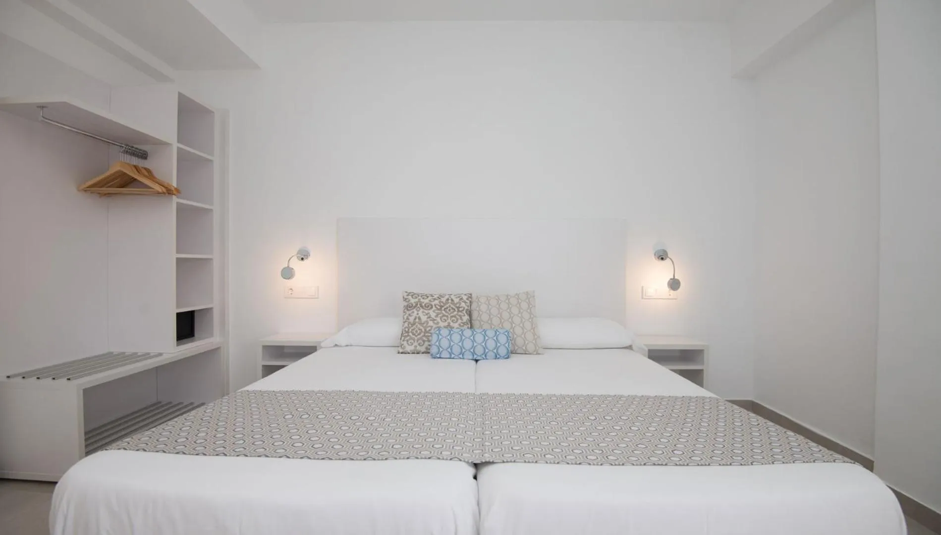 Bed in Hotel Chevy & Suites