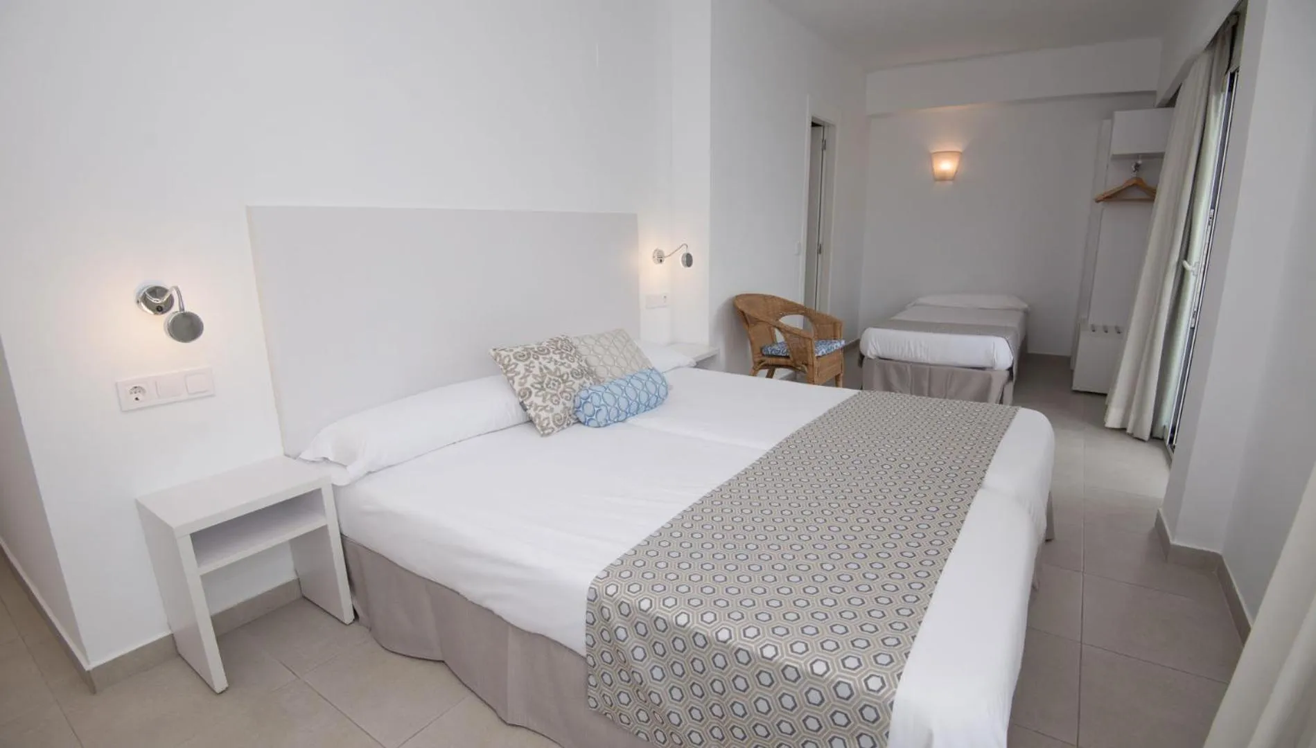 Photo of the whole room, Bed in Hotel Chevy & Suites