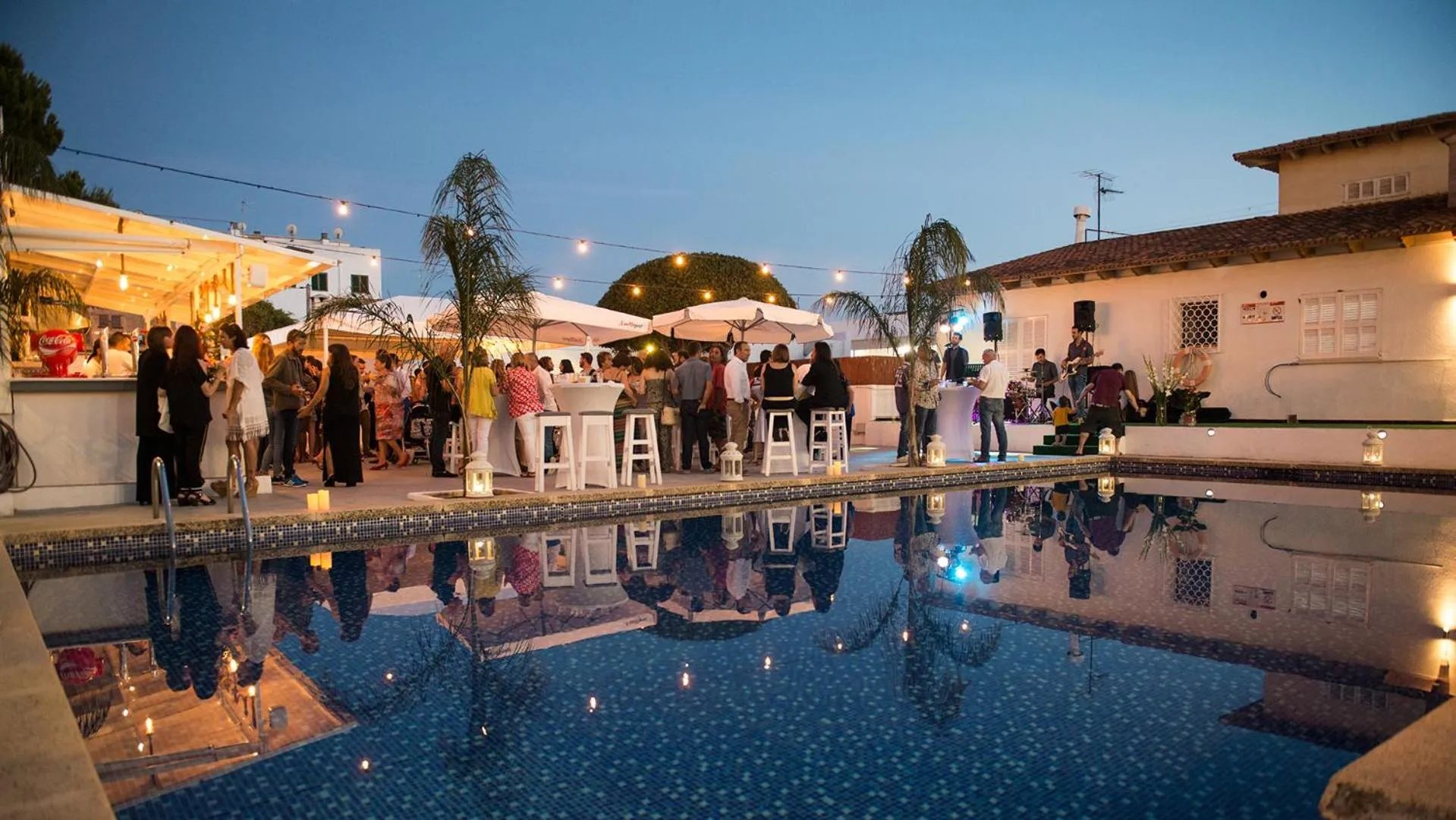 Swimming pool in Hotel Chevy & Suites
