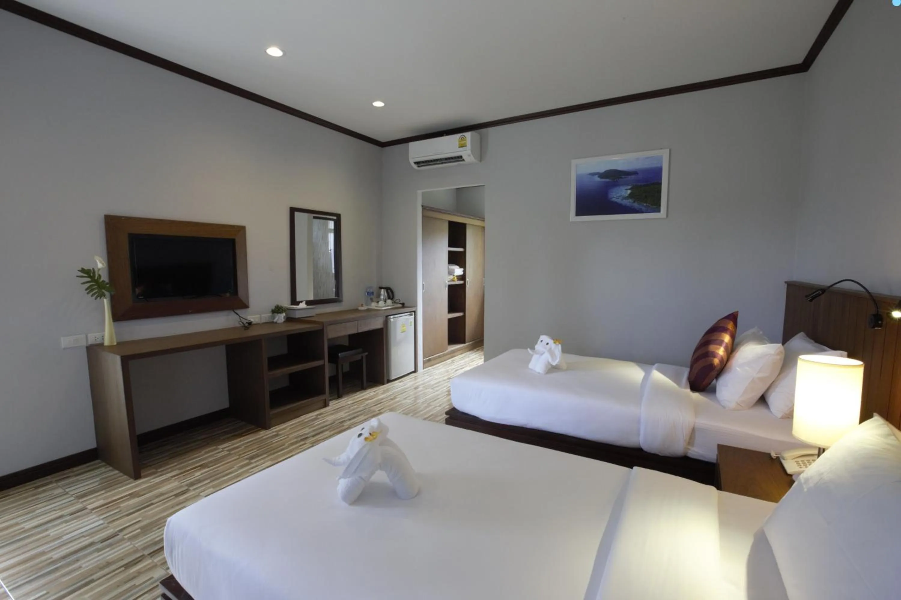 Photo of the whole room, Bed in Khaolak Mountain View