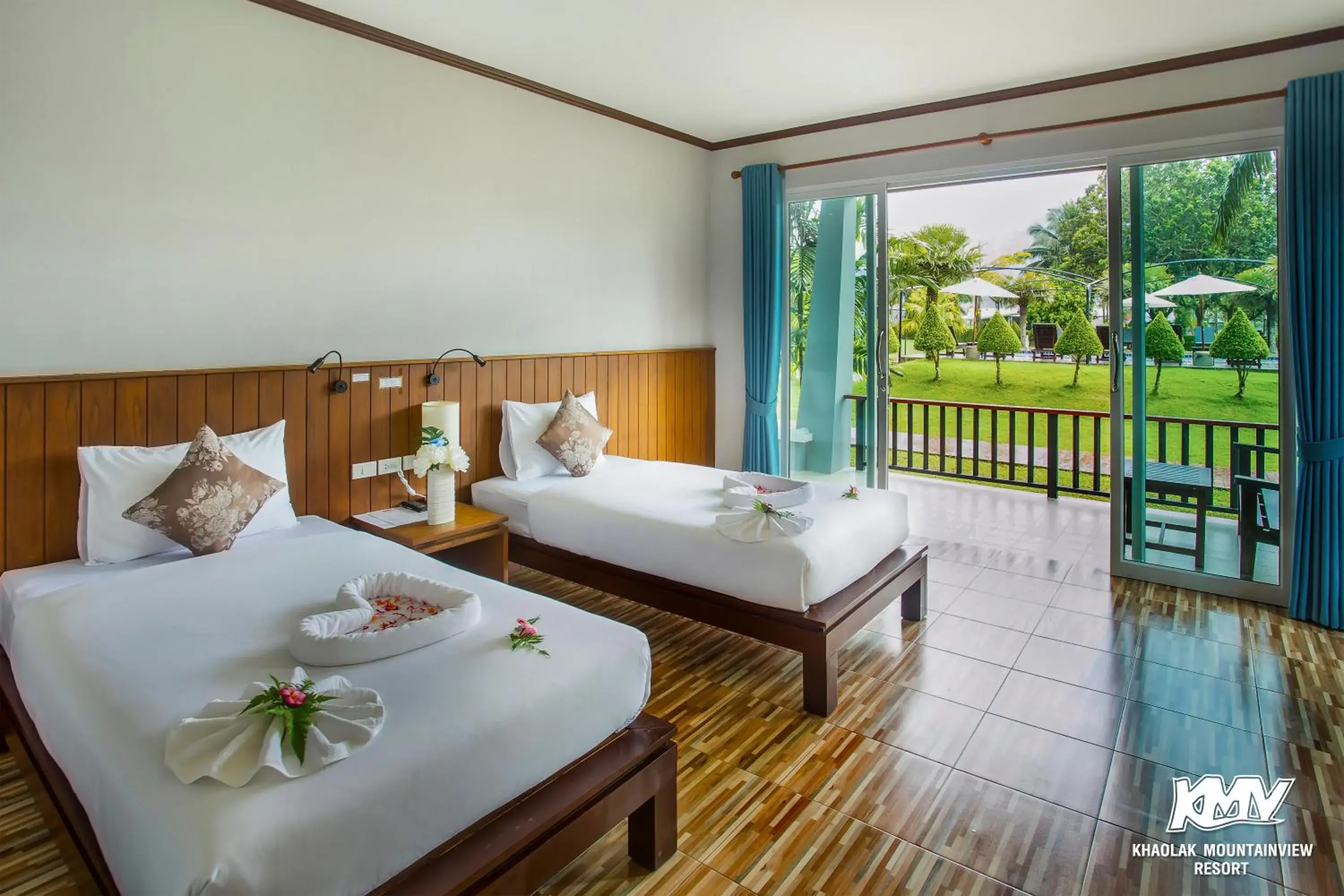 Deluxe Double or Twin Room with Pool View in Khaolak Mountain View Deluxe Double or Twin Room with Pool View in Khaolak Mountain View