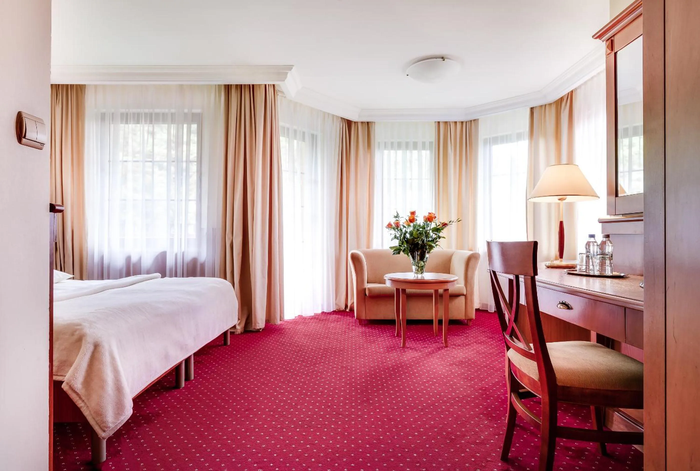 Seating area, Bed in Hotel Konradówka Wellness & SPA - 300 metrów do centrum