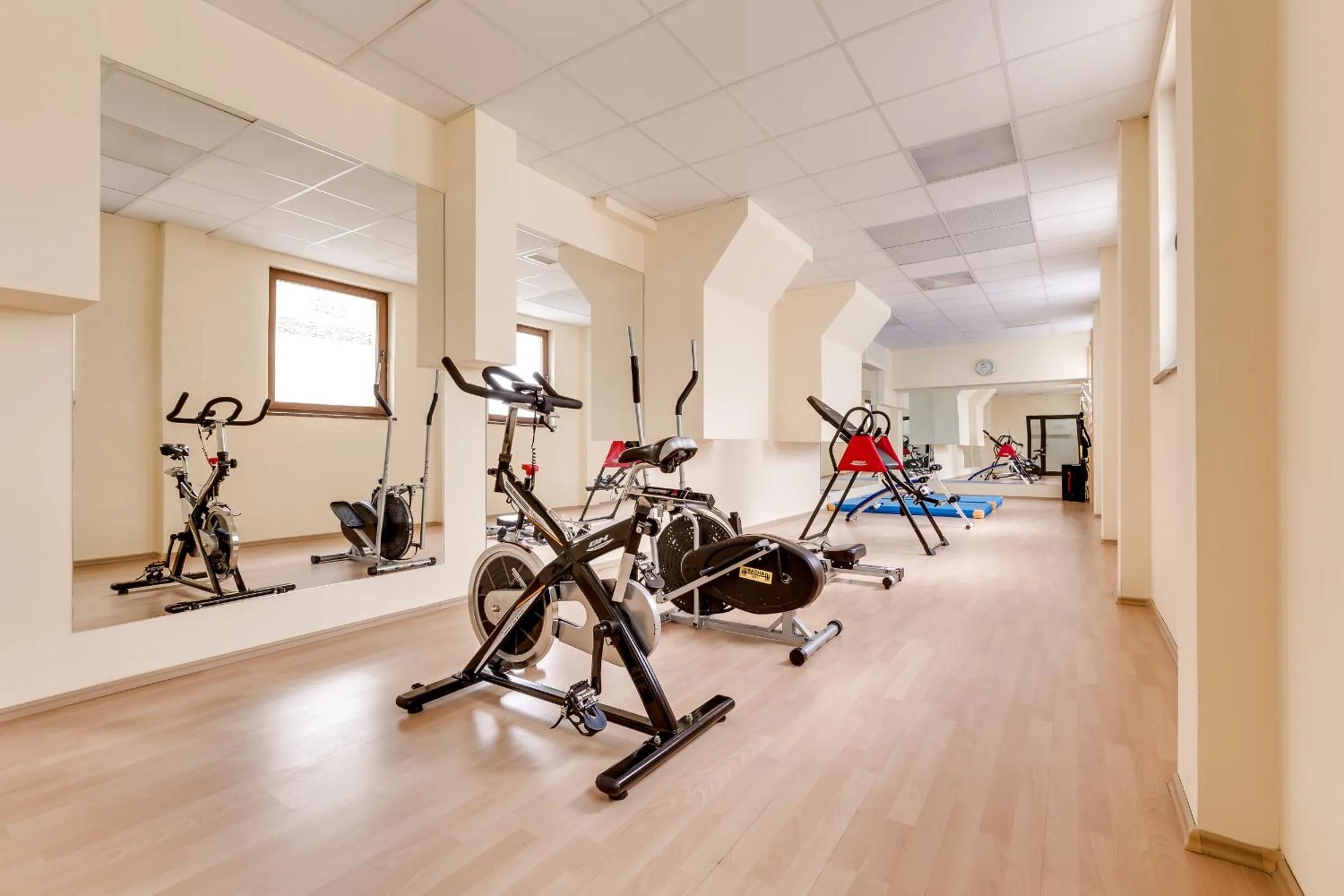 Fitness centre/facilities in Hotel Konradówka Wellness & SPA - 300 metrów do centrum
