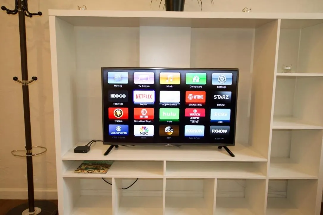 TV and multimedia in Private Unit / Private Bathroom Near BART & SF