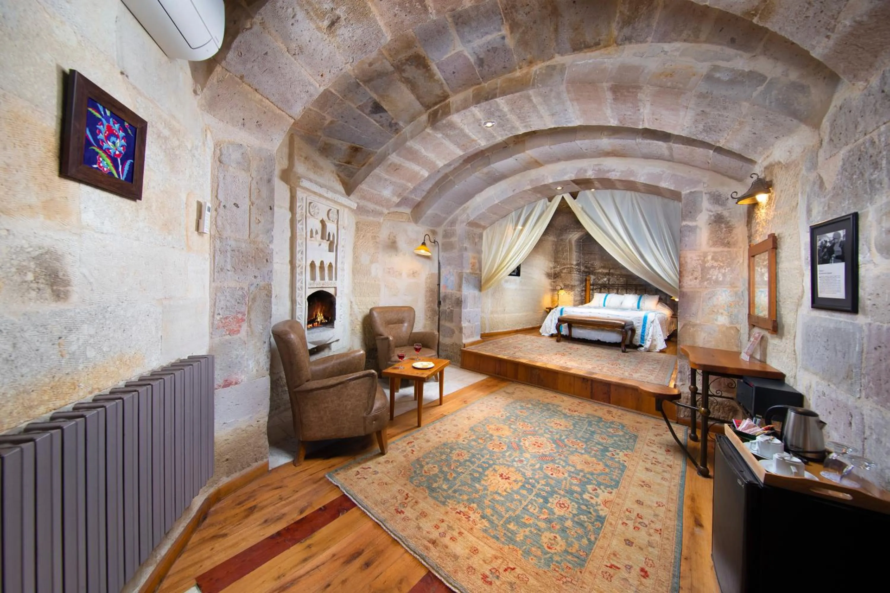 Photo of the whole room, Bed in Terra Cave