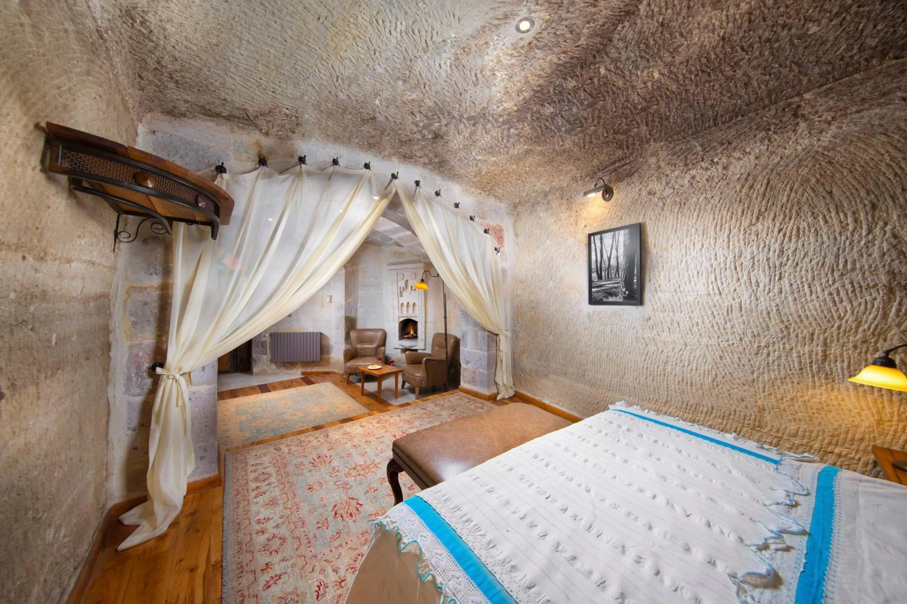 Photo of the whole room, Bed in Terra Cave