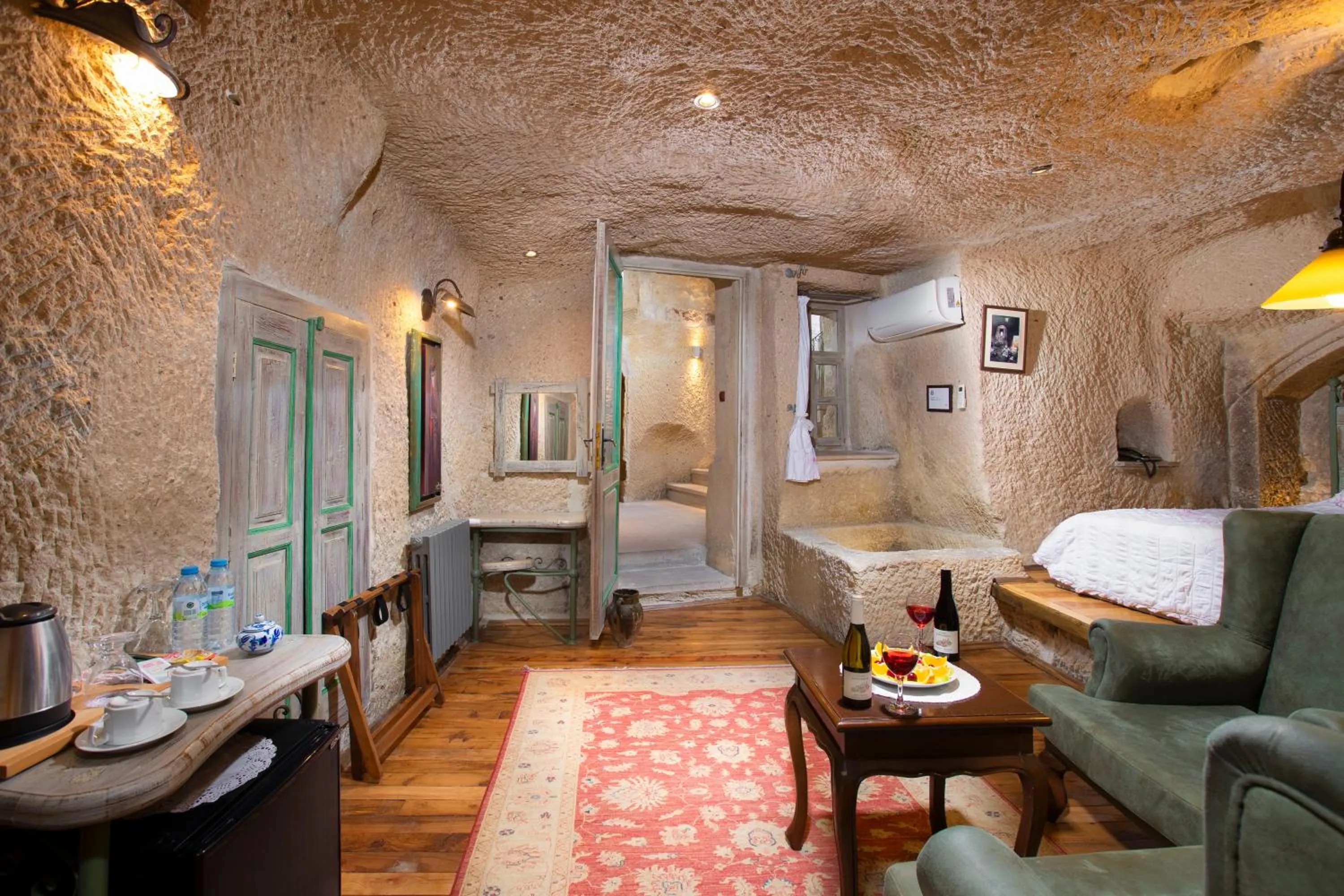 Photo of the whole room, Bed in Terra Cave