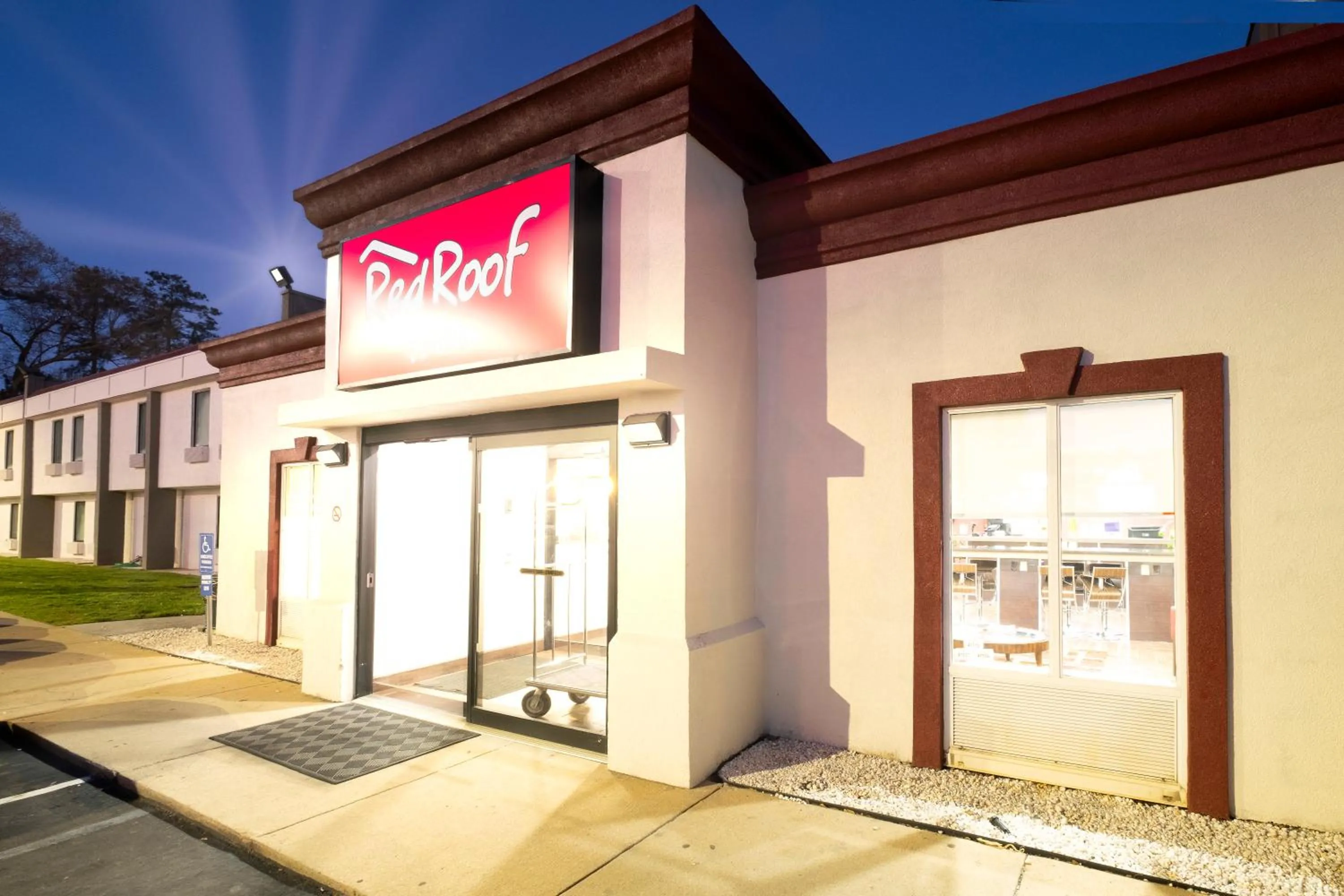 Property building in Red Roof Inn Raleigh North-Crabtree Mall-Lenovo Center