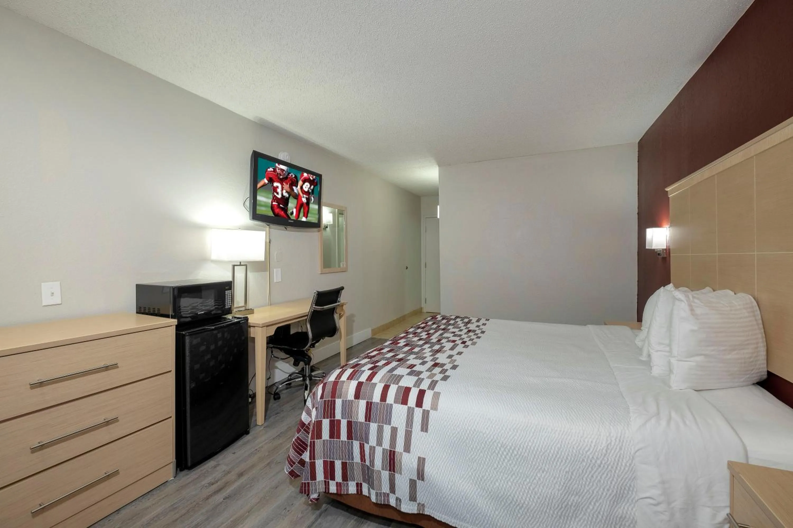Photo of the whole room, Bed in Red Roof Inn Raleigh North-Crabtree Mall-Lenovo Center