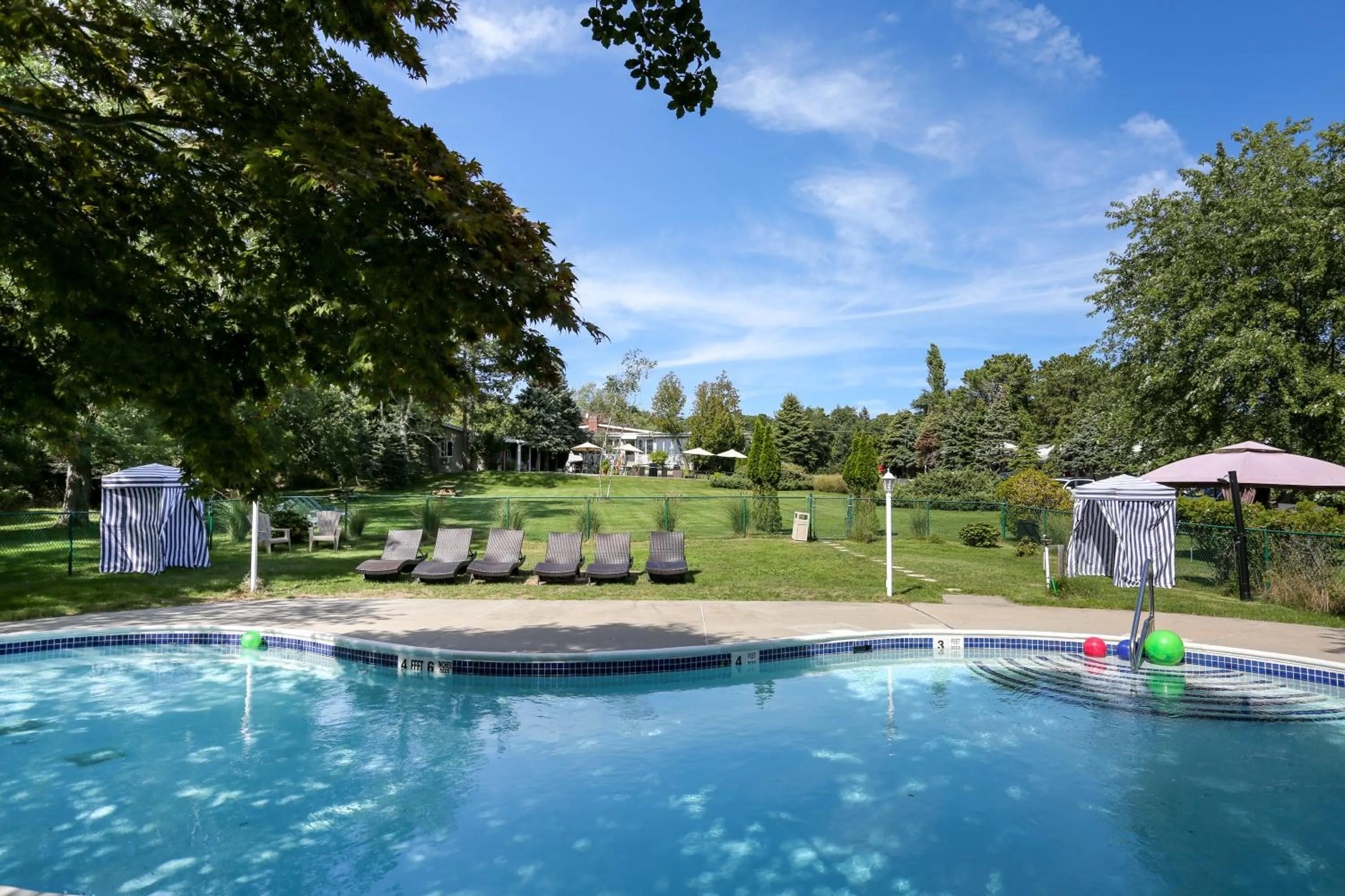 Swimming pool in Hamlet Inn
