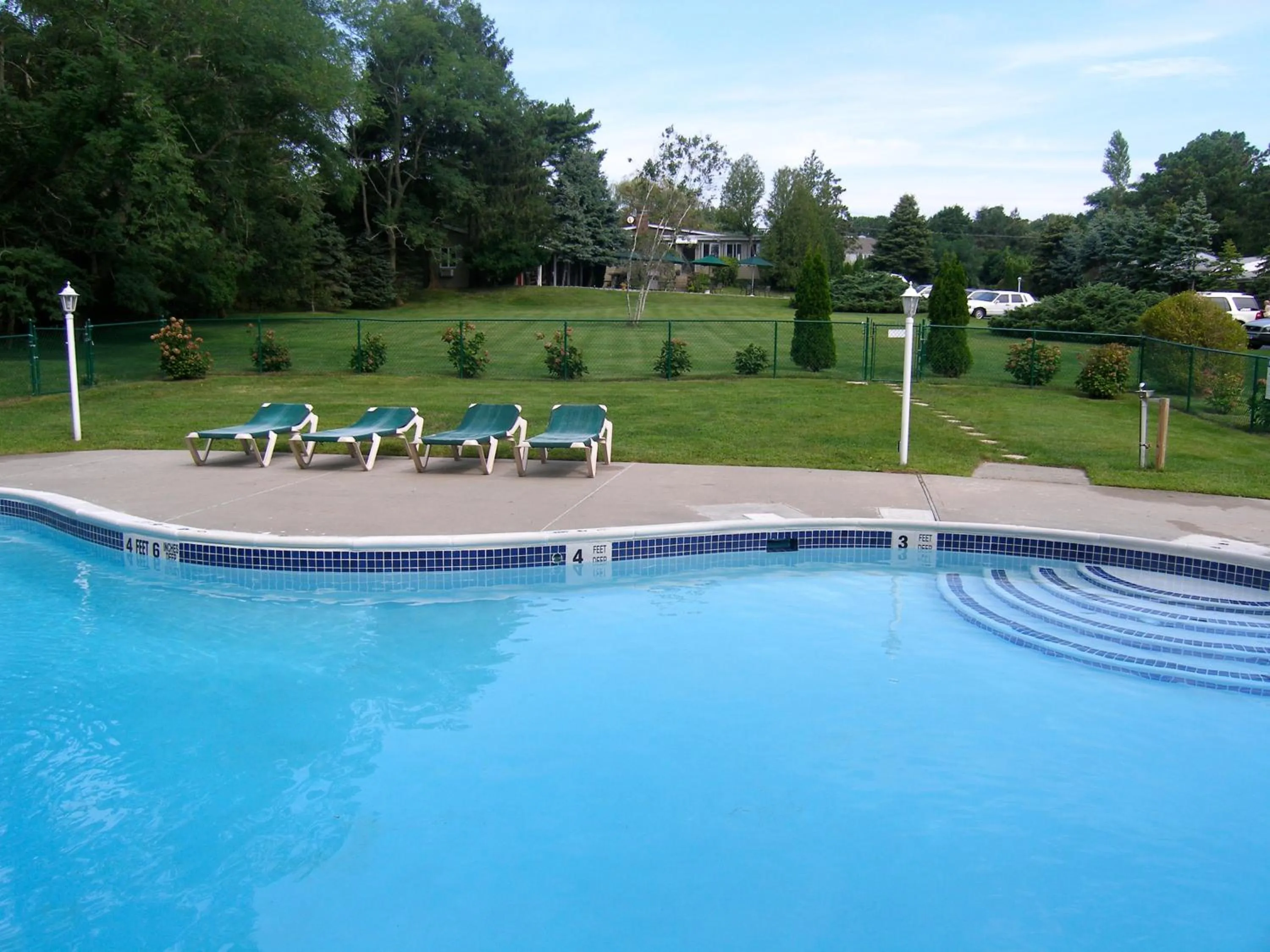 Swimming pool in Hamlet Inn