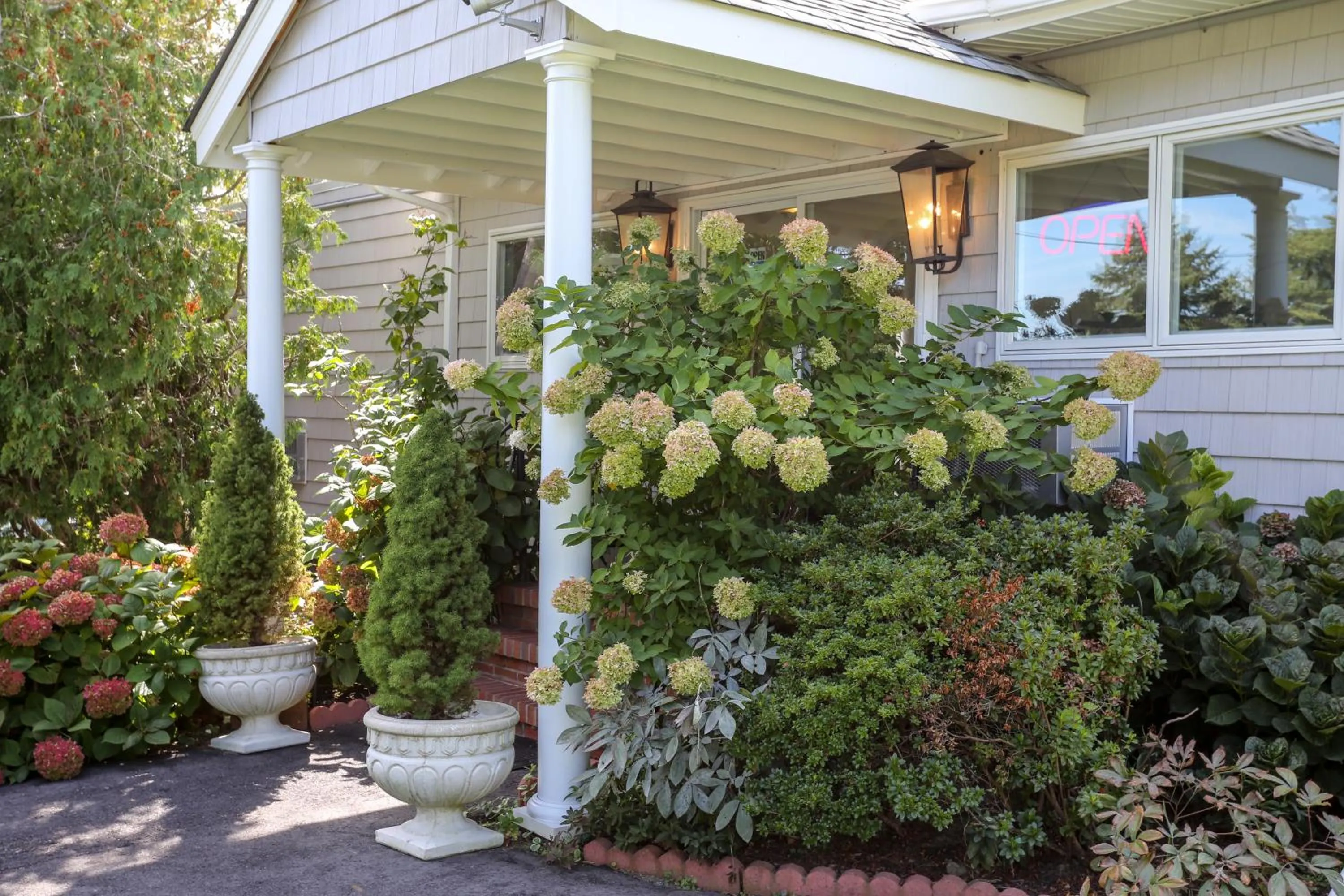Facade/entrance in Hamlet Inn