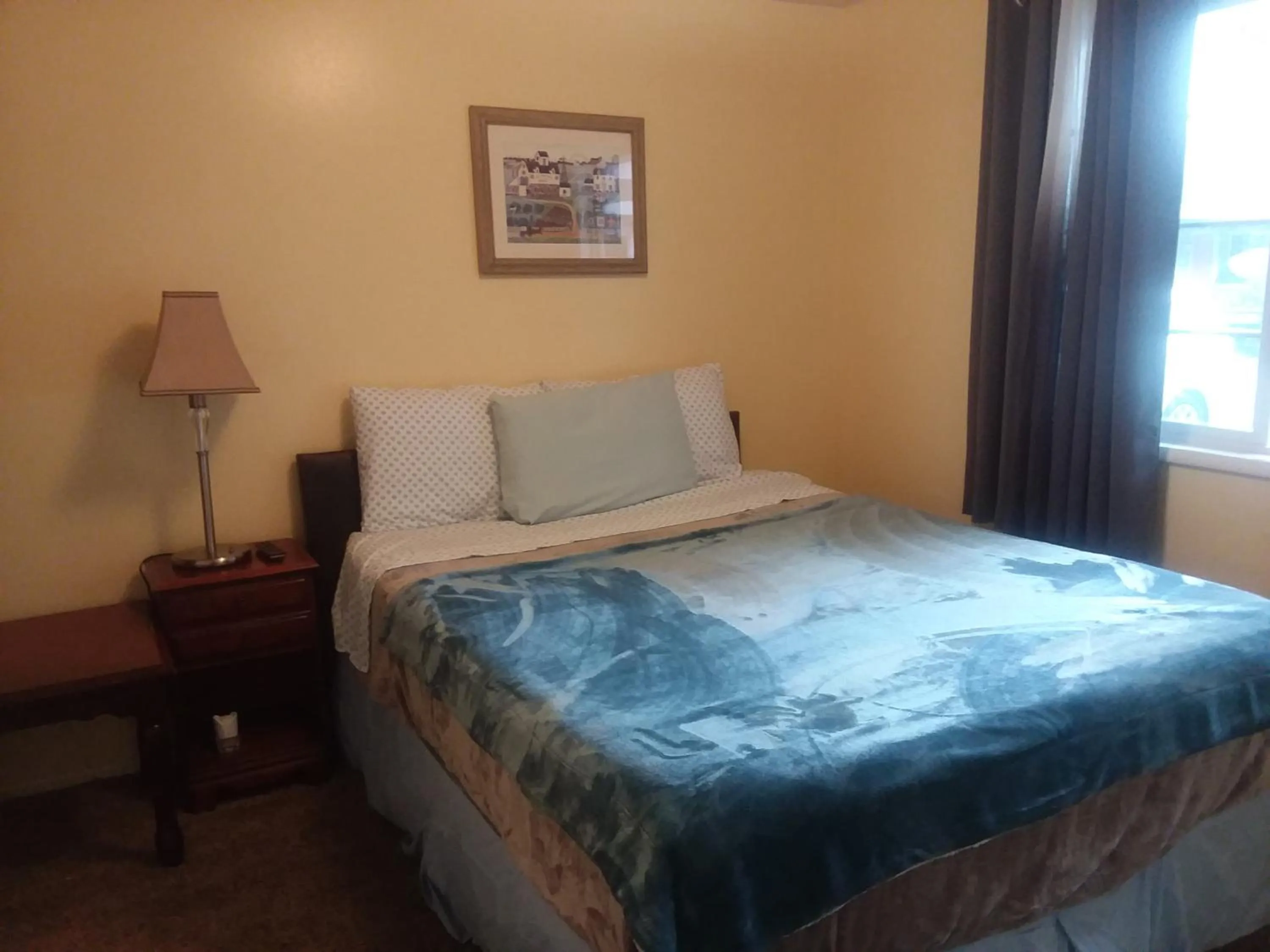 Bedroom, Bed in Shiny Motel