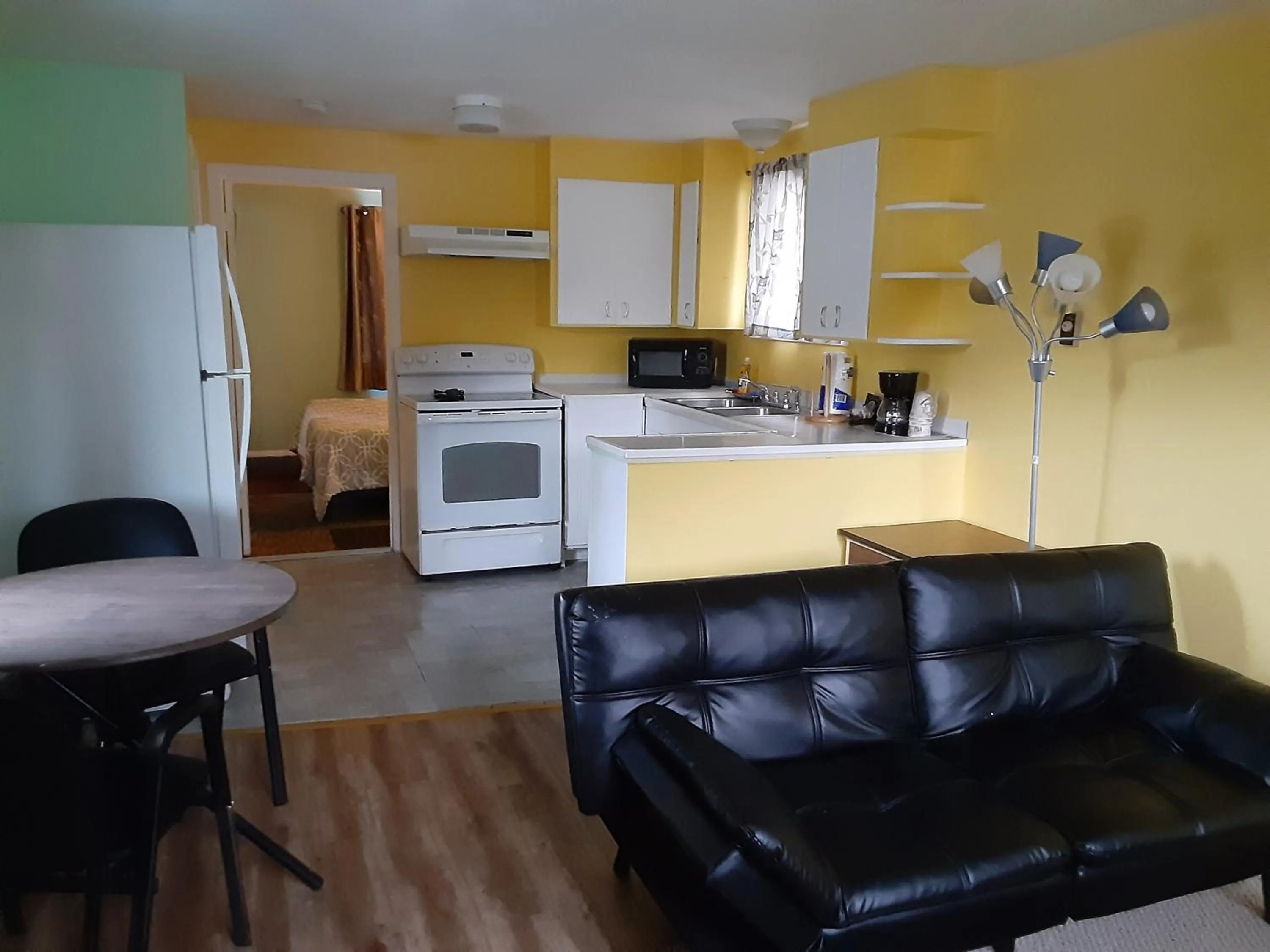 Kitchen or kitchenette in Shiny Motel