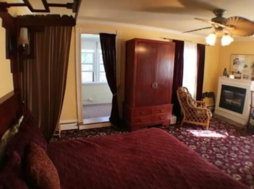 Other, Bed in Artful Lodger