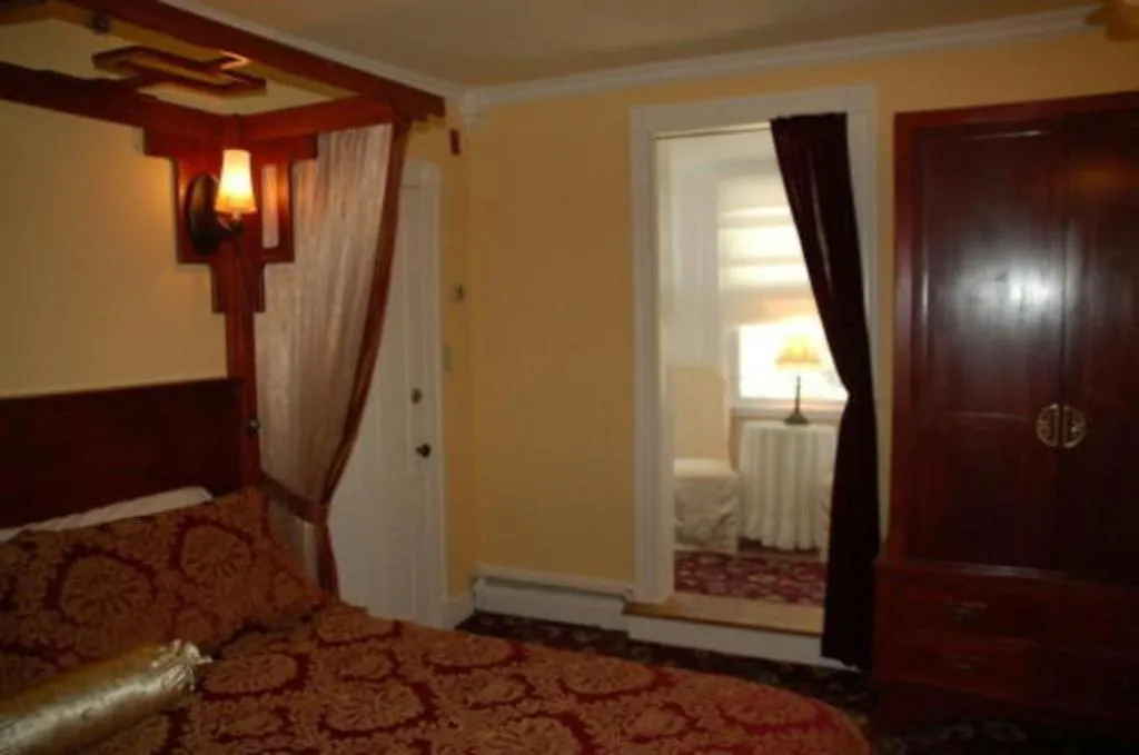 Other, Bed in Artful Lodger