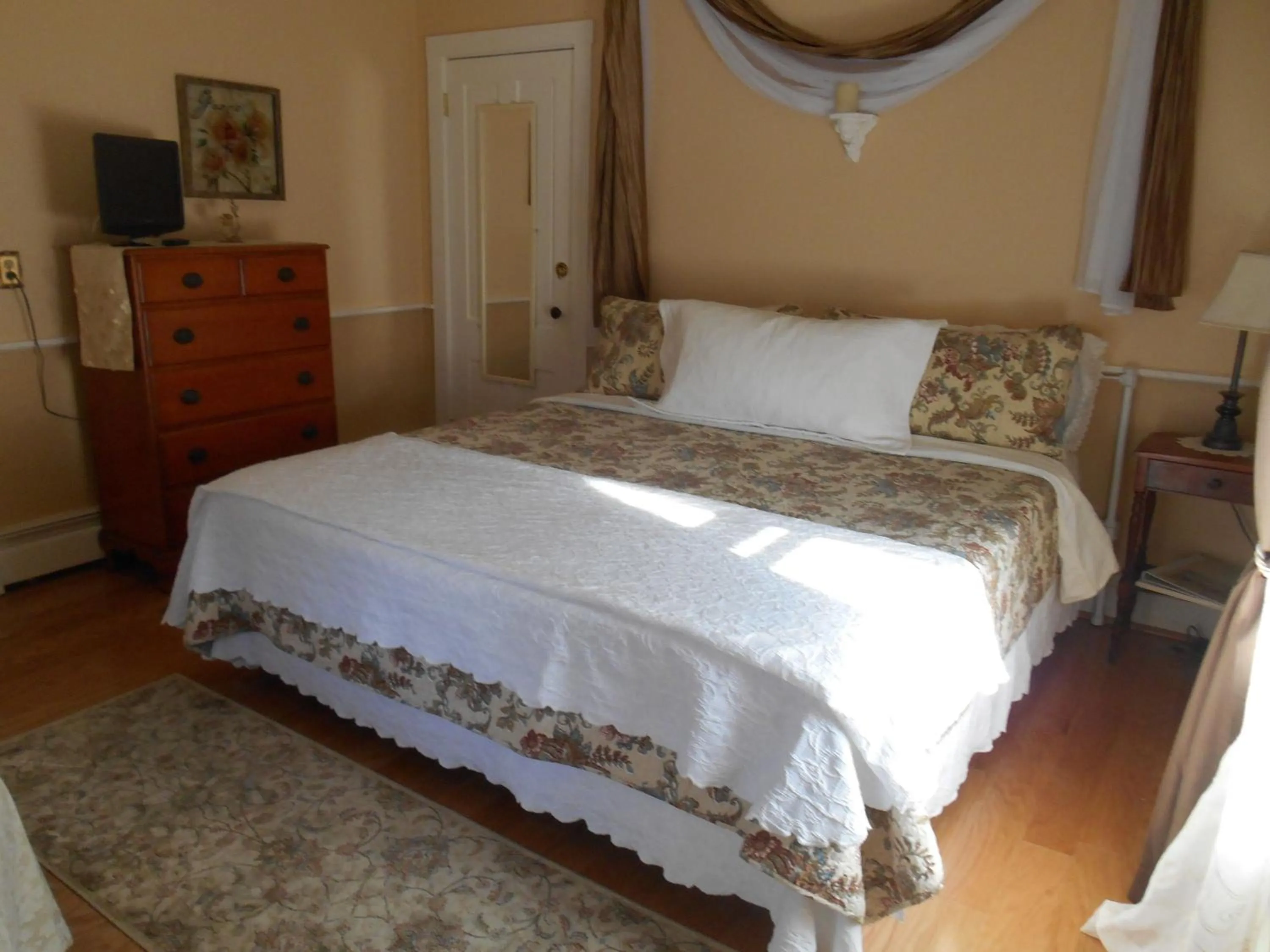 Other, Bed in Artful Lodger