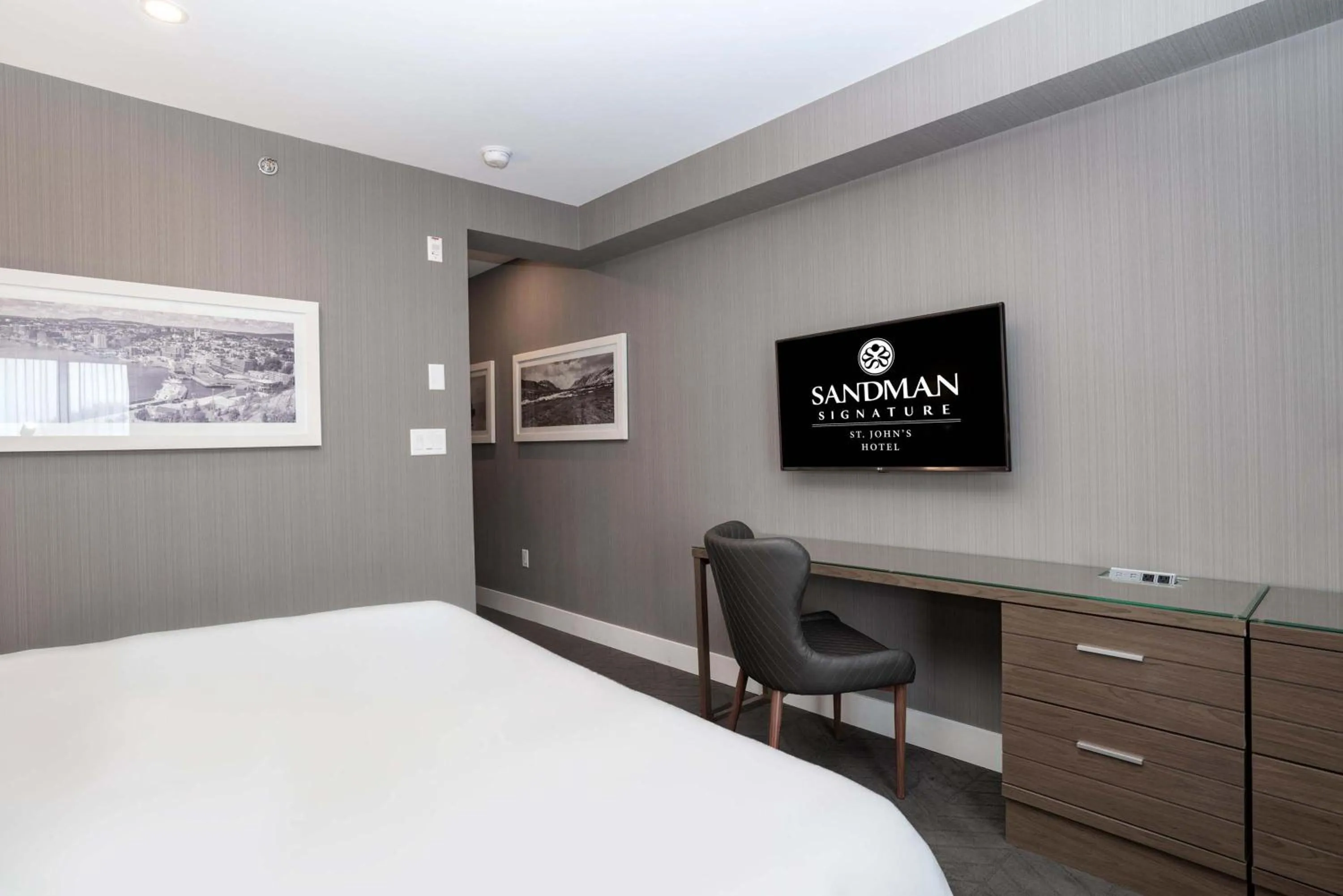 Photo of the whole room, Bed in Sandman Signature St. John's Hotel