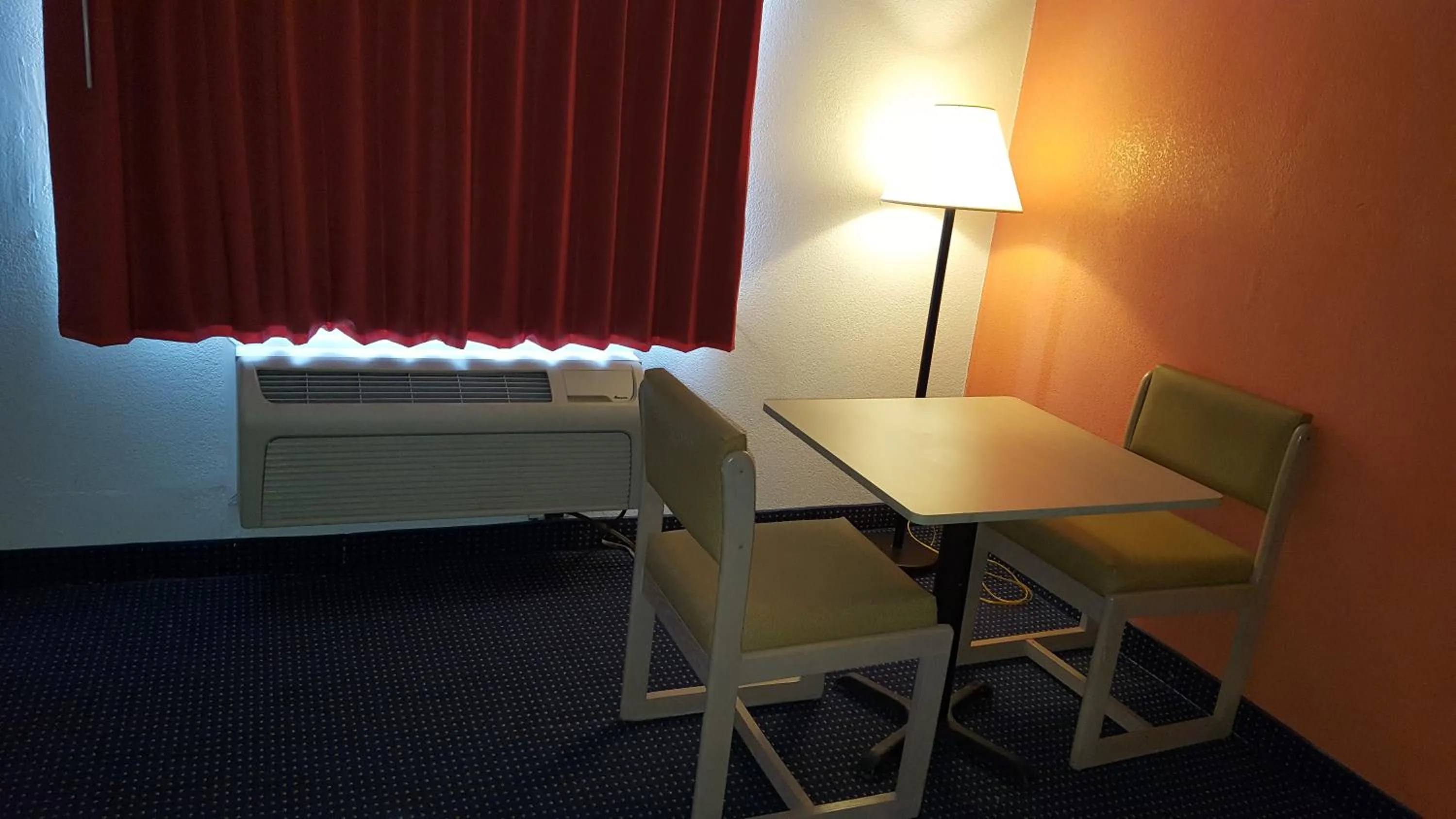 hair dresser in Red Carpet Inn