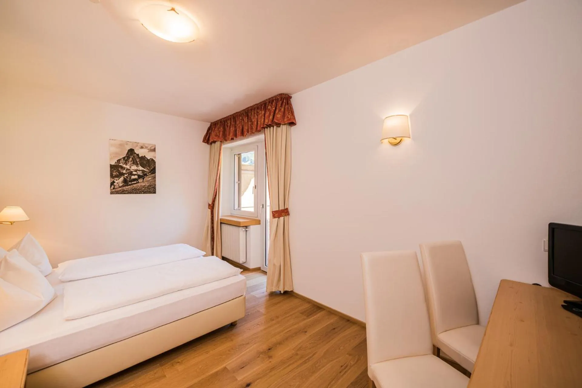 Staff, Bed in Hotel Waldheim