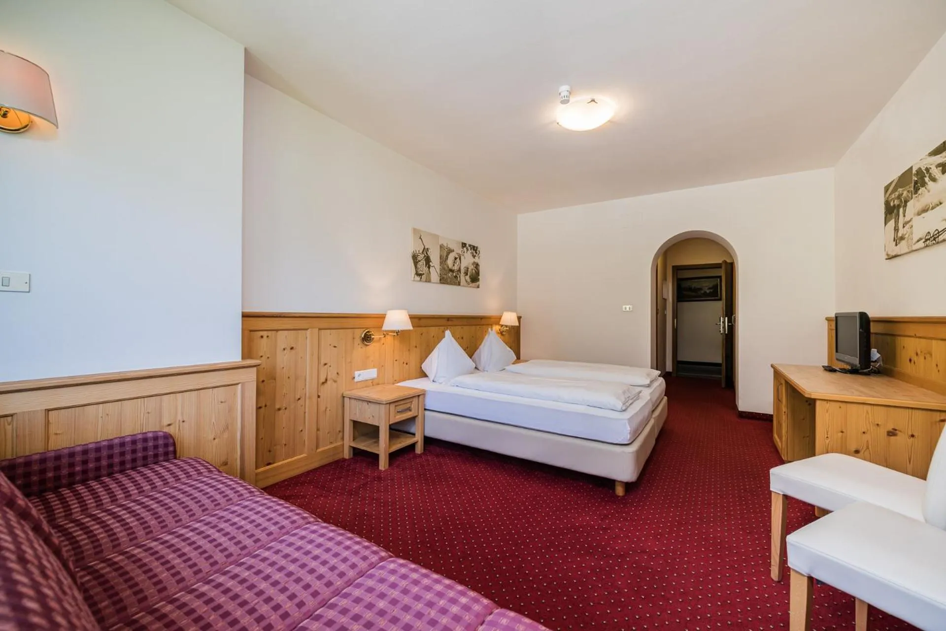 Staff, Bed in Hotel Waldheim