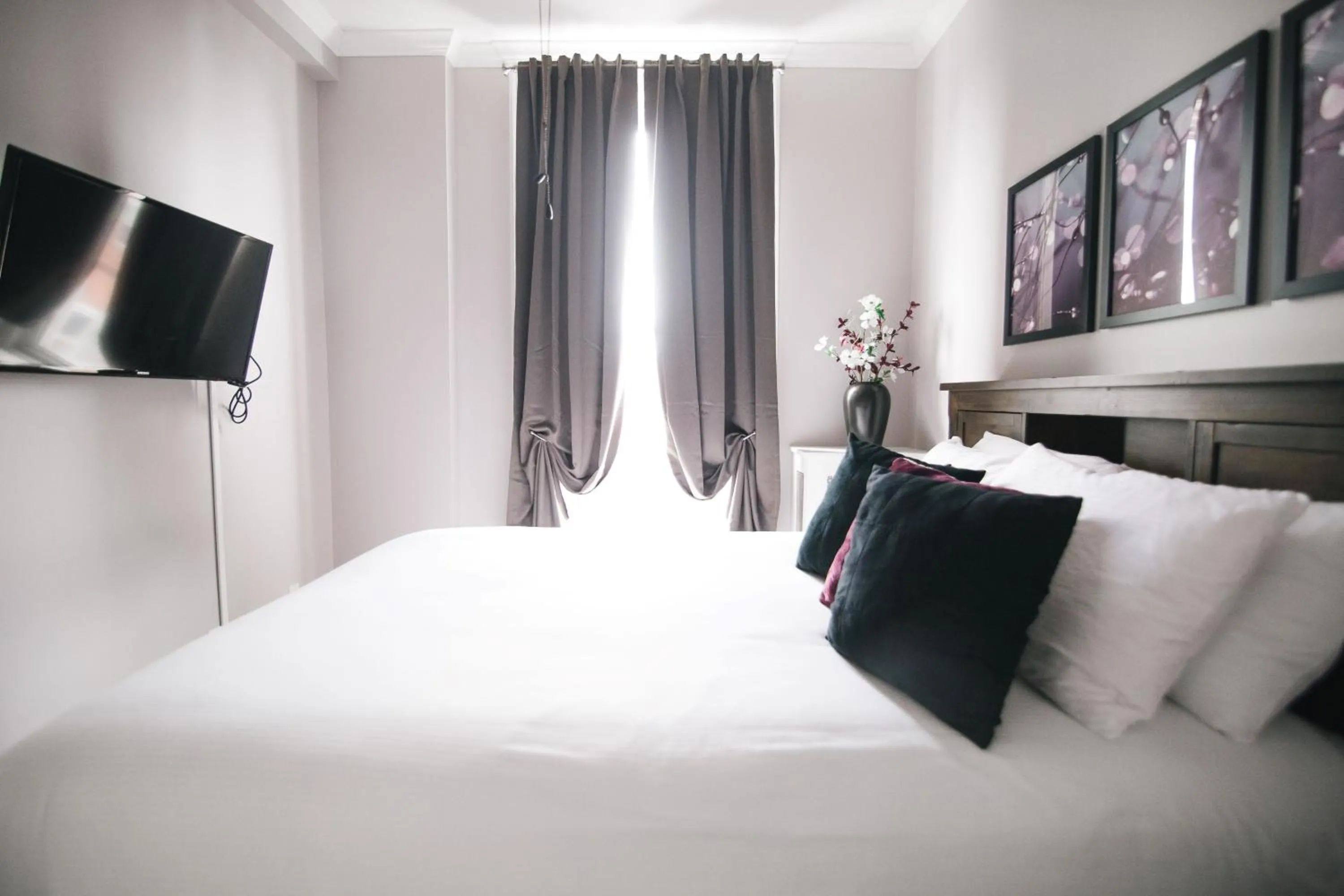 Bed in The Continental Hotel