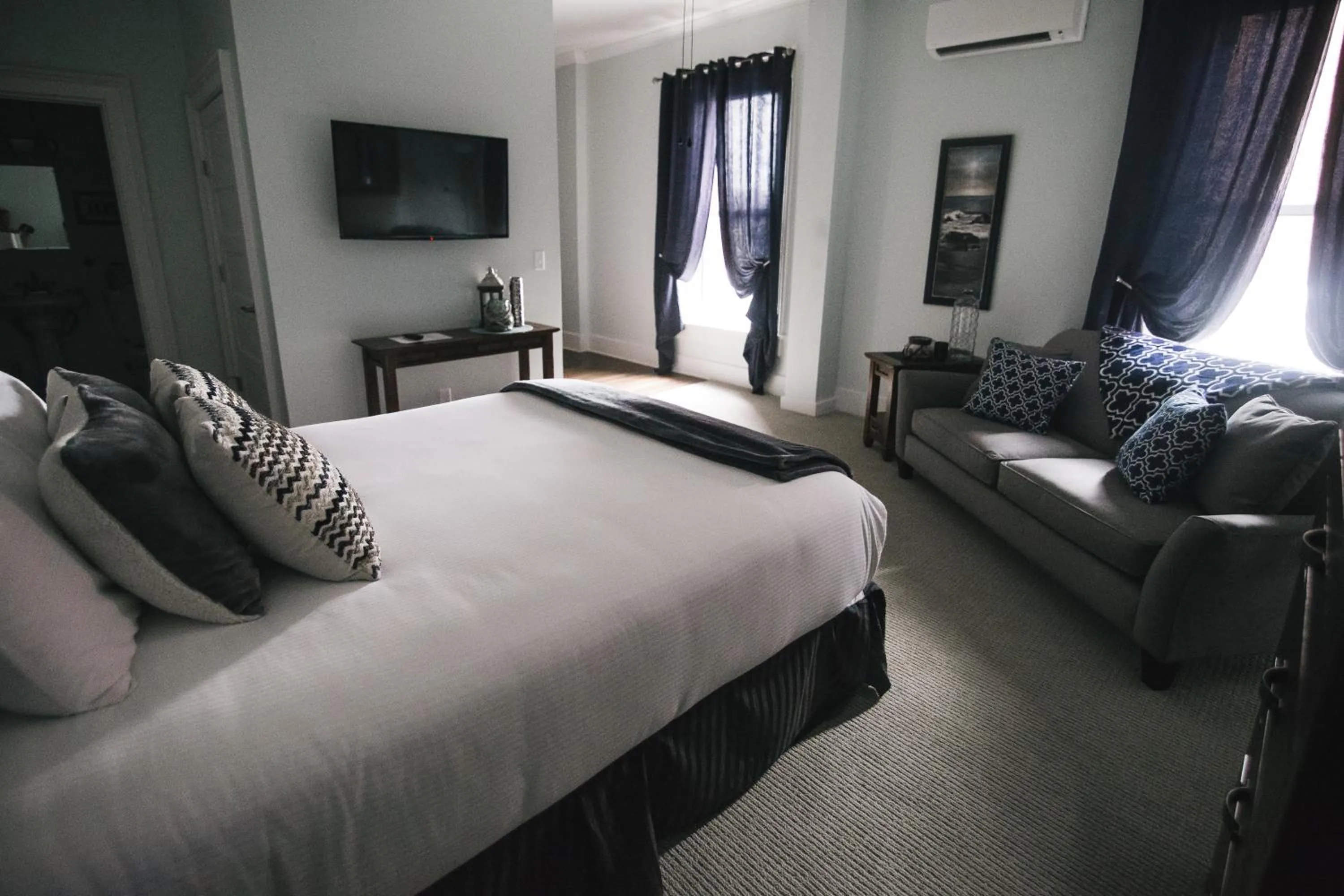 Photo of the whole room, Bed in The Continental Hotel