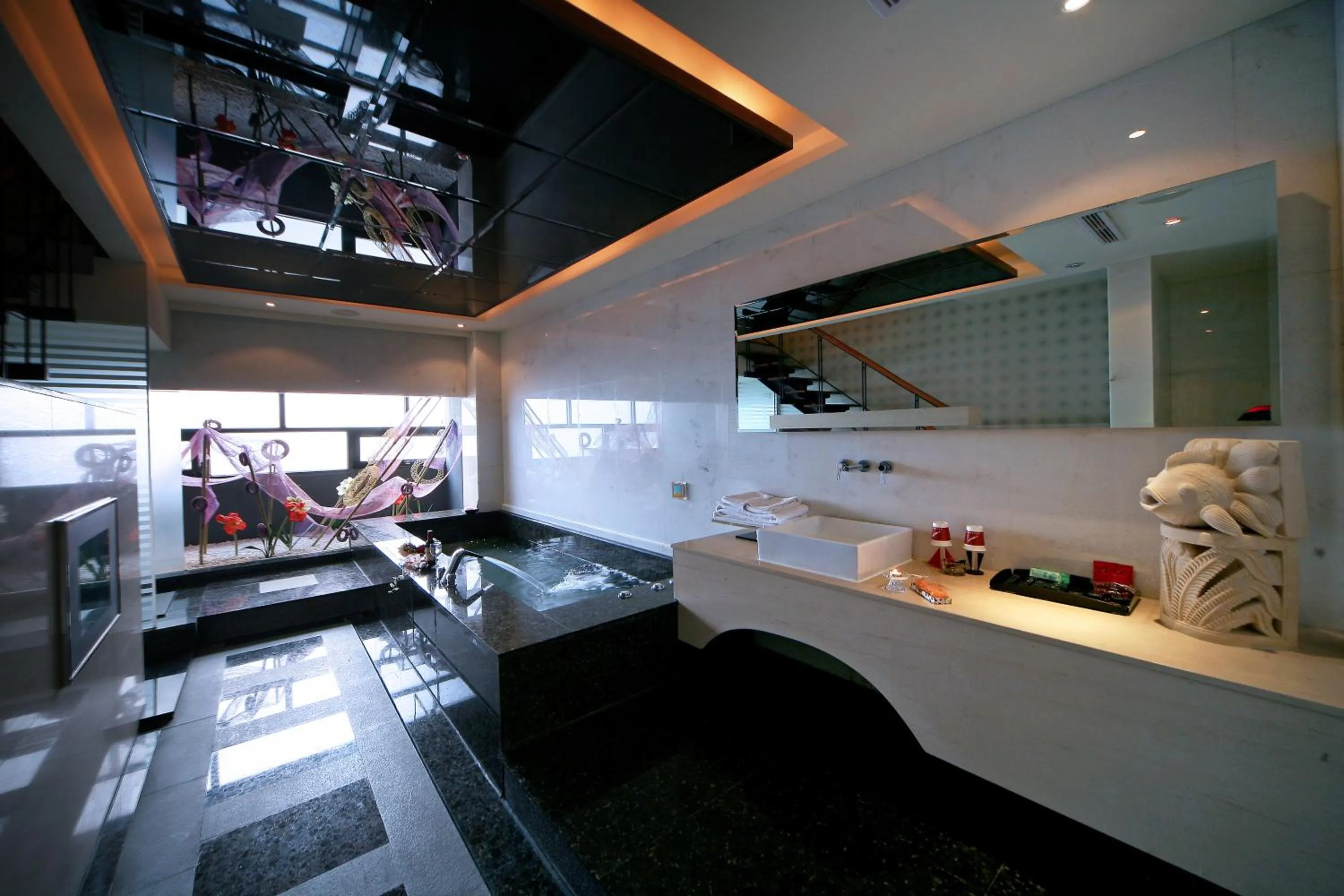 Bathroom, Kitchen/Kitchenette in Fongchih Motel