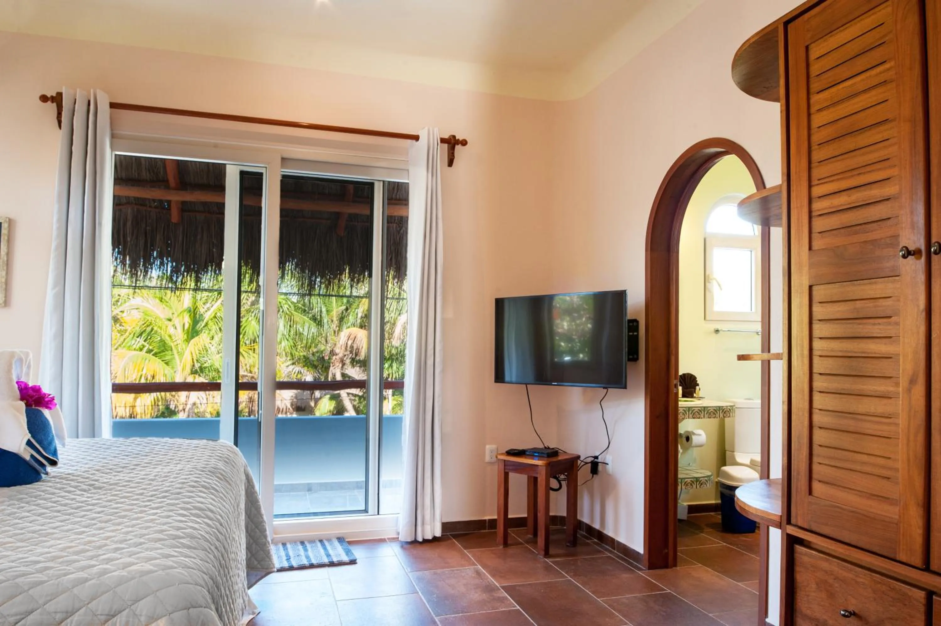 TV and multimedia, Bed in Casa Sonoma - Charming Condos Minutes from Beach & Reef