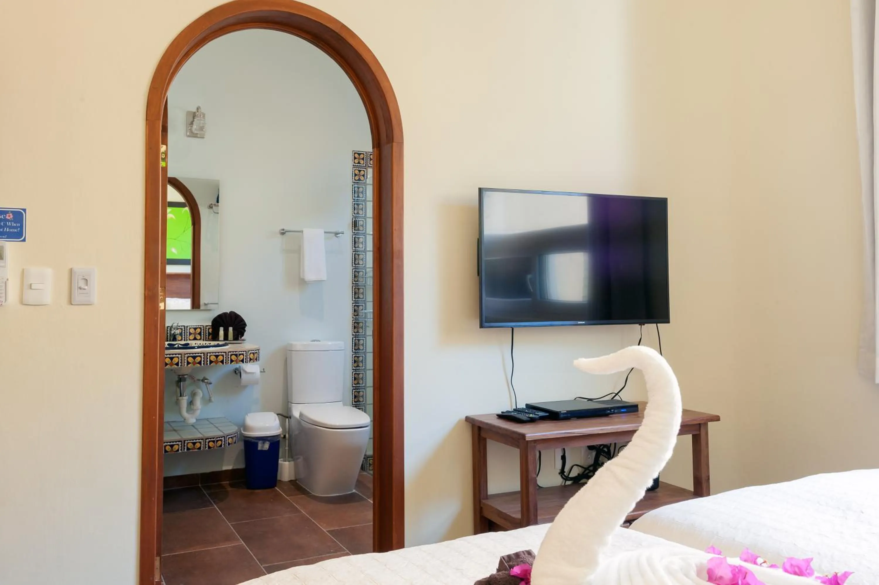 Bathroom, Bed in Casa Sonoma - Charming Condos Minutes from Beach & Reef