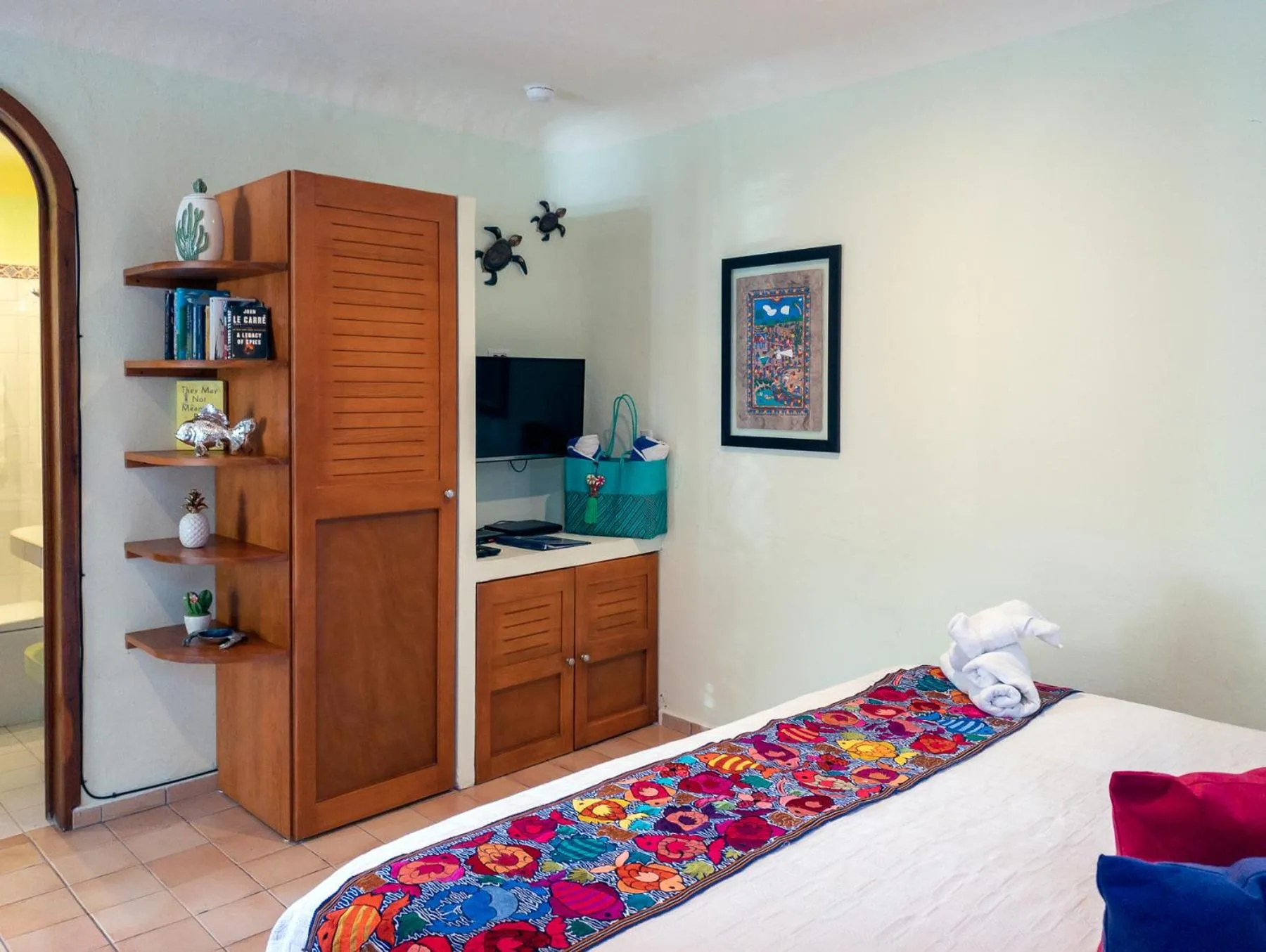 Decorative detail, Bed in Casa Sonoma - Charming Condos Minutes from Beach & Reef