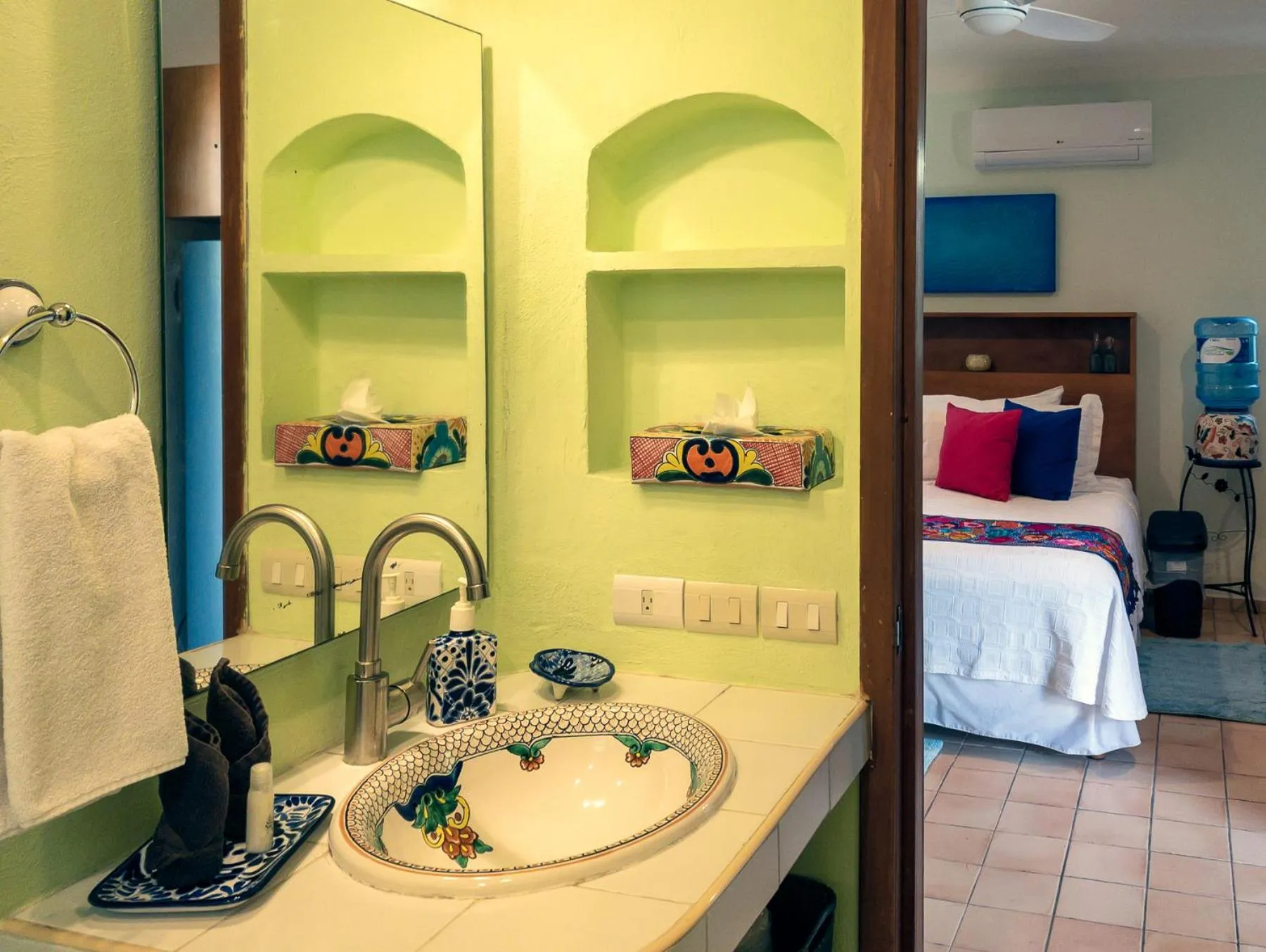 Public Bath, Bed in Casa Sonoma - Charming Condos Minutes from Beach & Reef