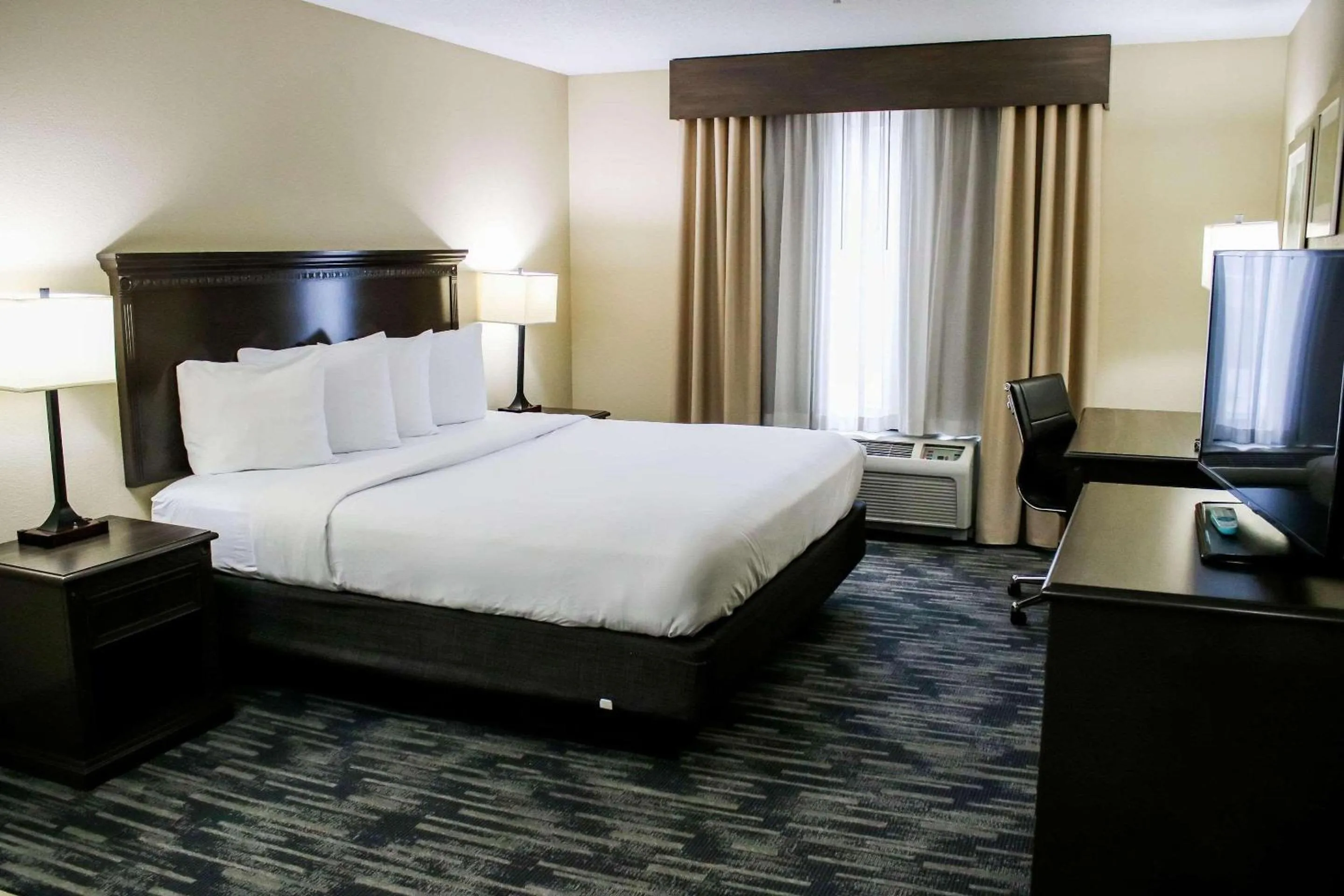Bedroom, Bed in Country Inn & Suites by Radisson, Richmond West at I-64, VA