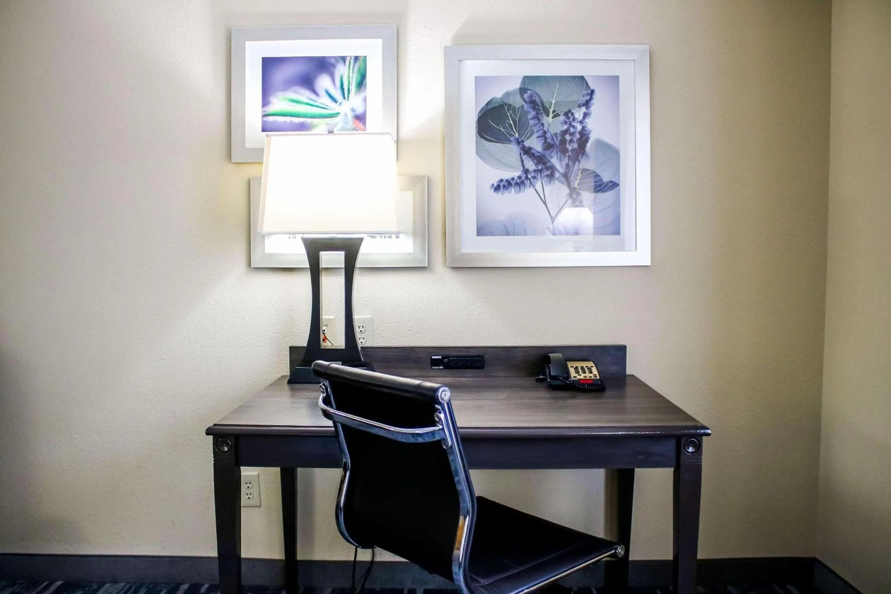 Bedroom in Country Inn & Suites by Radisson, Richmond West at I-64, VA