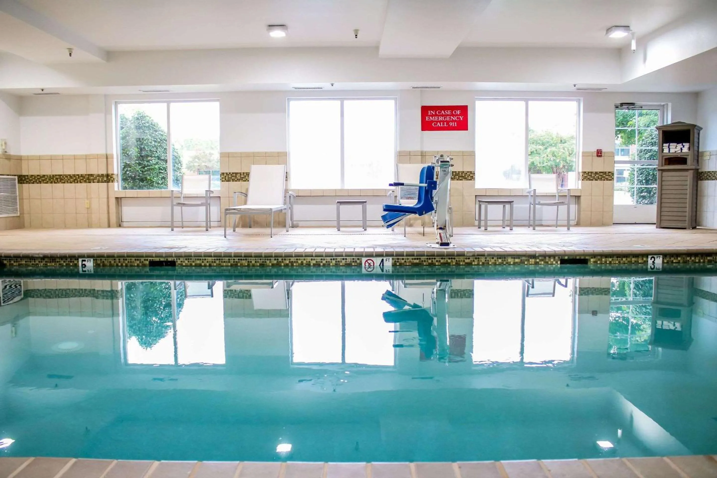 Swimming pool in Country Inn & Suites by Radisson, Richmond West at I-64, VA