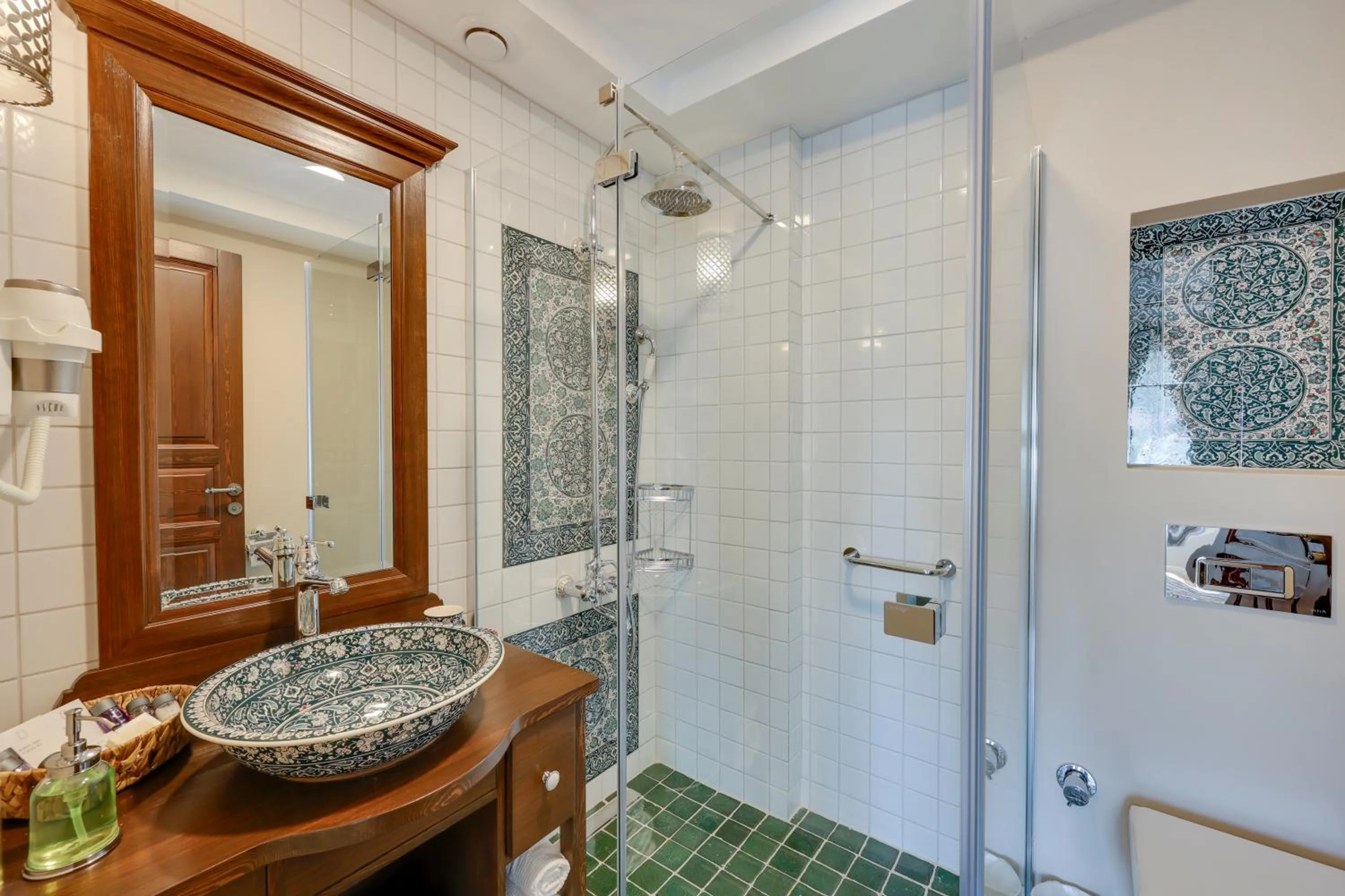 Shower in Akanthus Hotel Ephesus