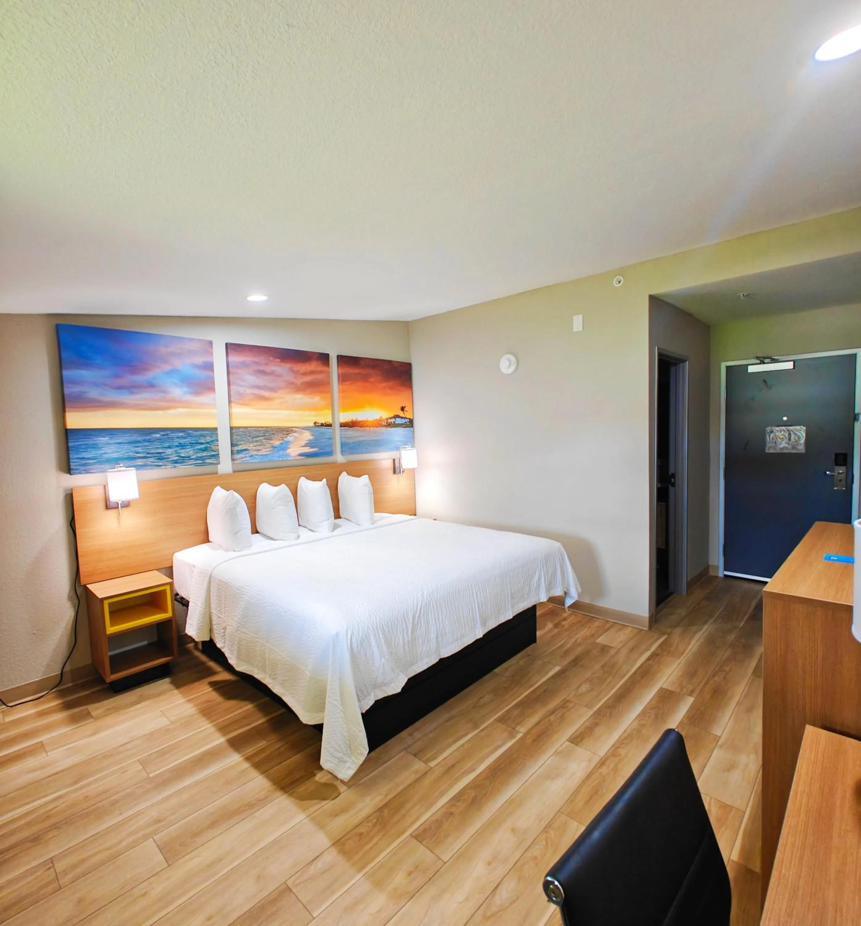 Bedroom in Days Inn by Wyndham Ocala North