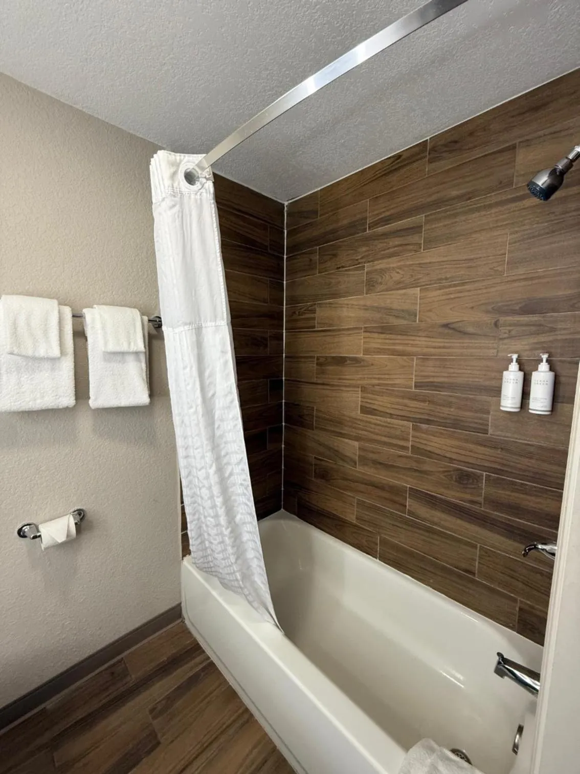 Bath in Days Inn by Wyndham Ocala North