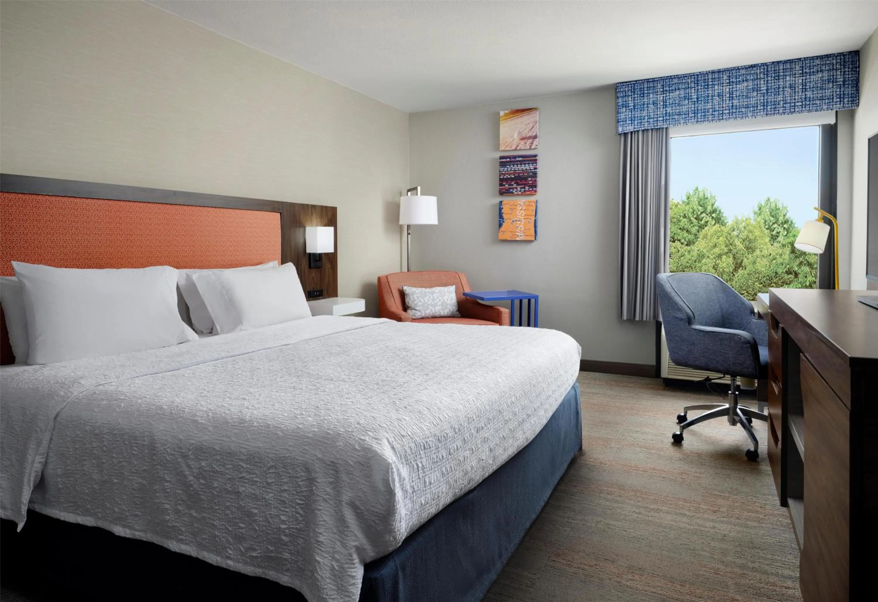 Bed in Hampton Inn Meridian