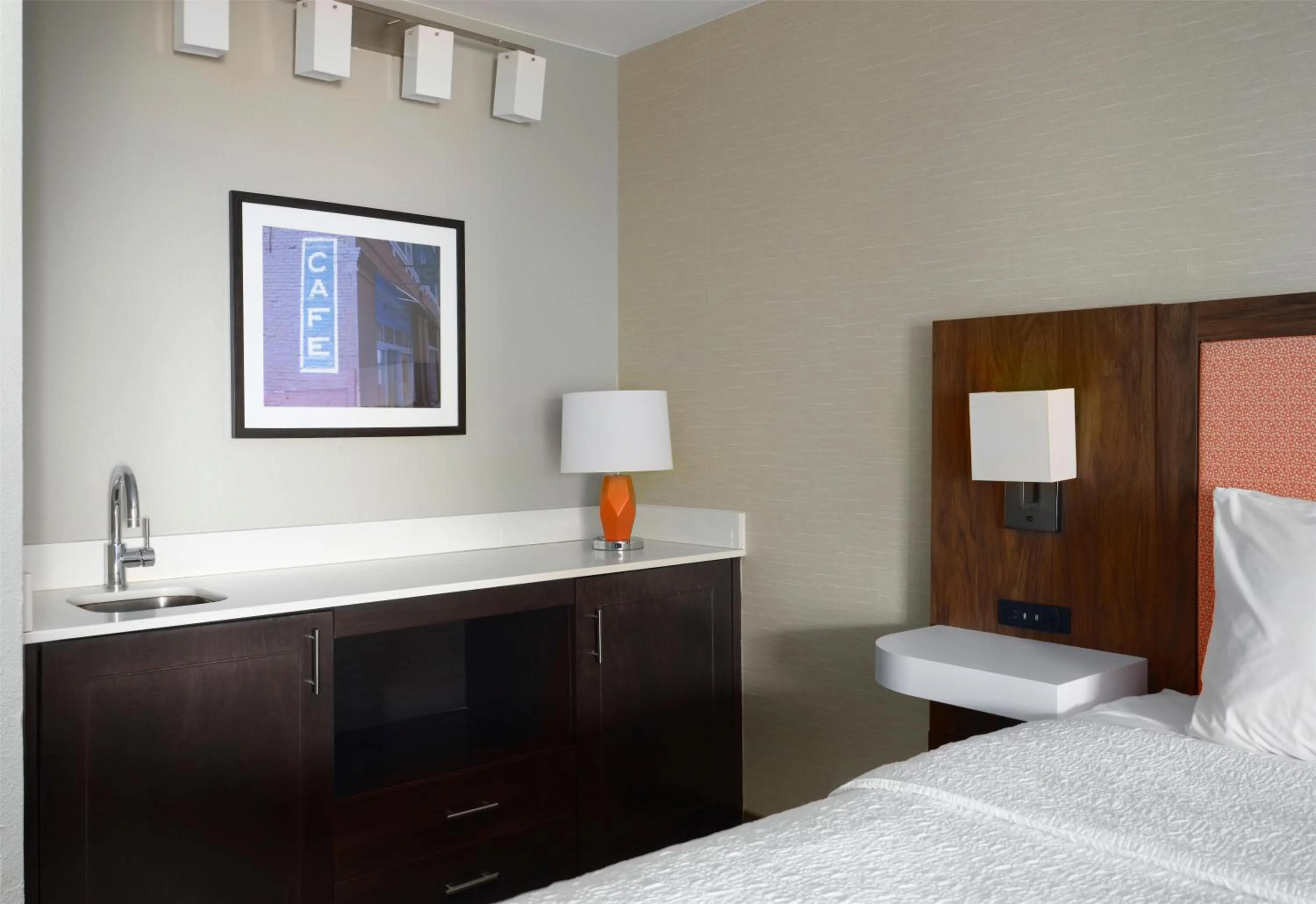 Bed in Hampton Inn Meridian