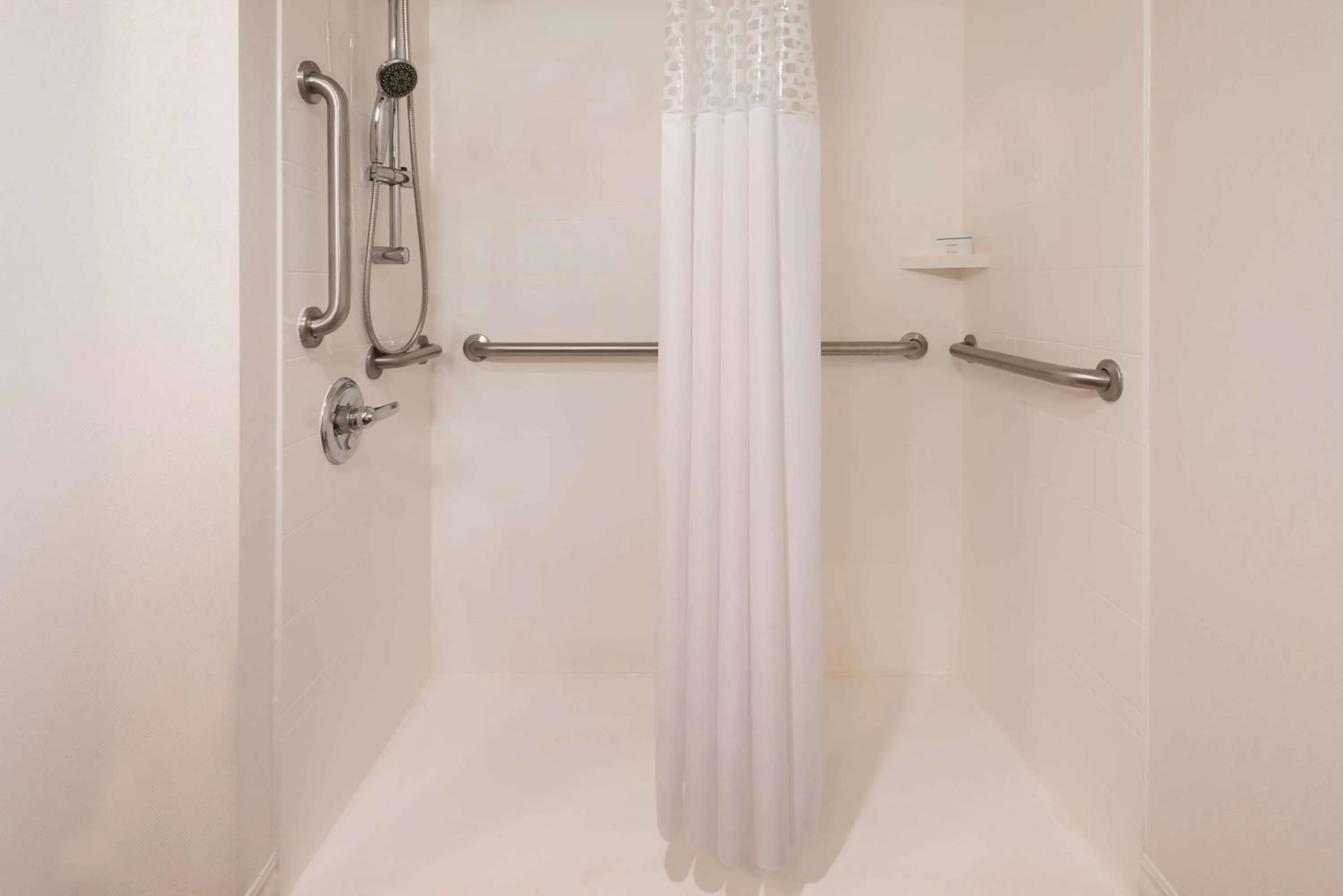 Bathroom in Hampton Inn White Plains/Tarrytown