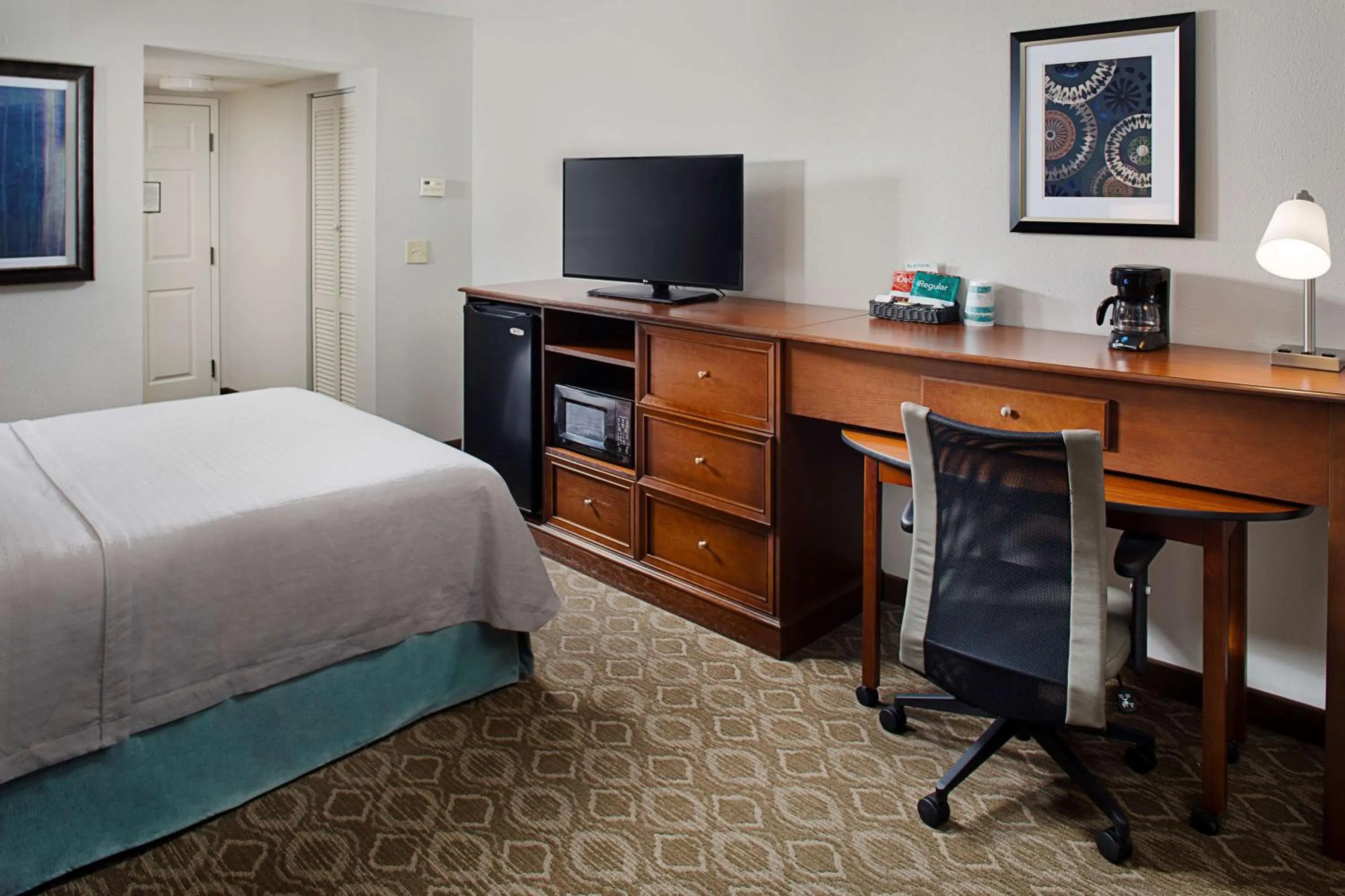 Bed in Homewood Suites by Hilton Raleigh/Cary