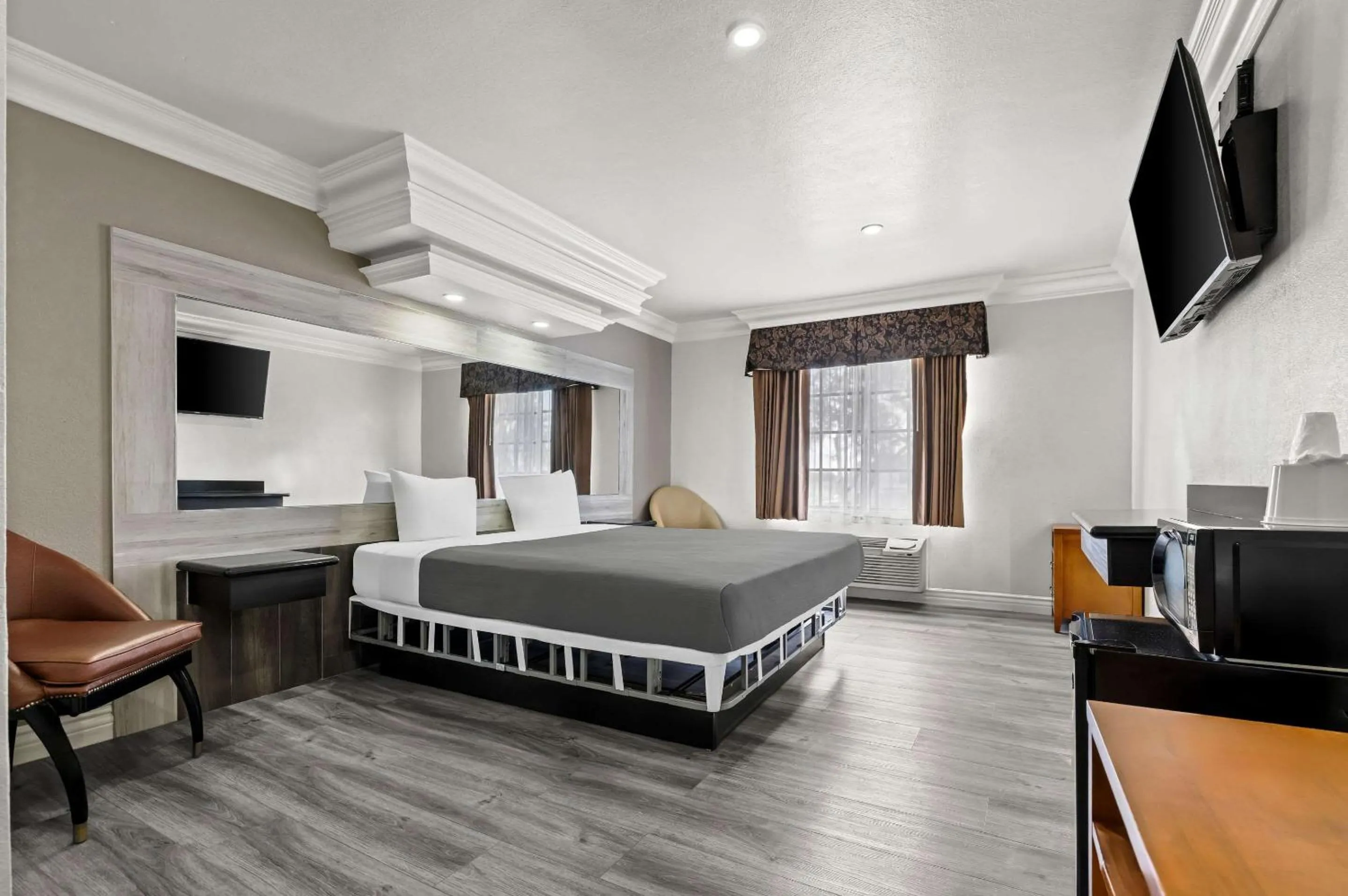 Bedroom, Bed in Rodeway Inn Santa Ana - Garden Grove