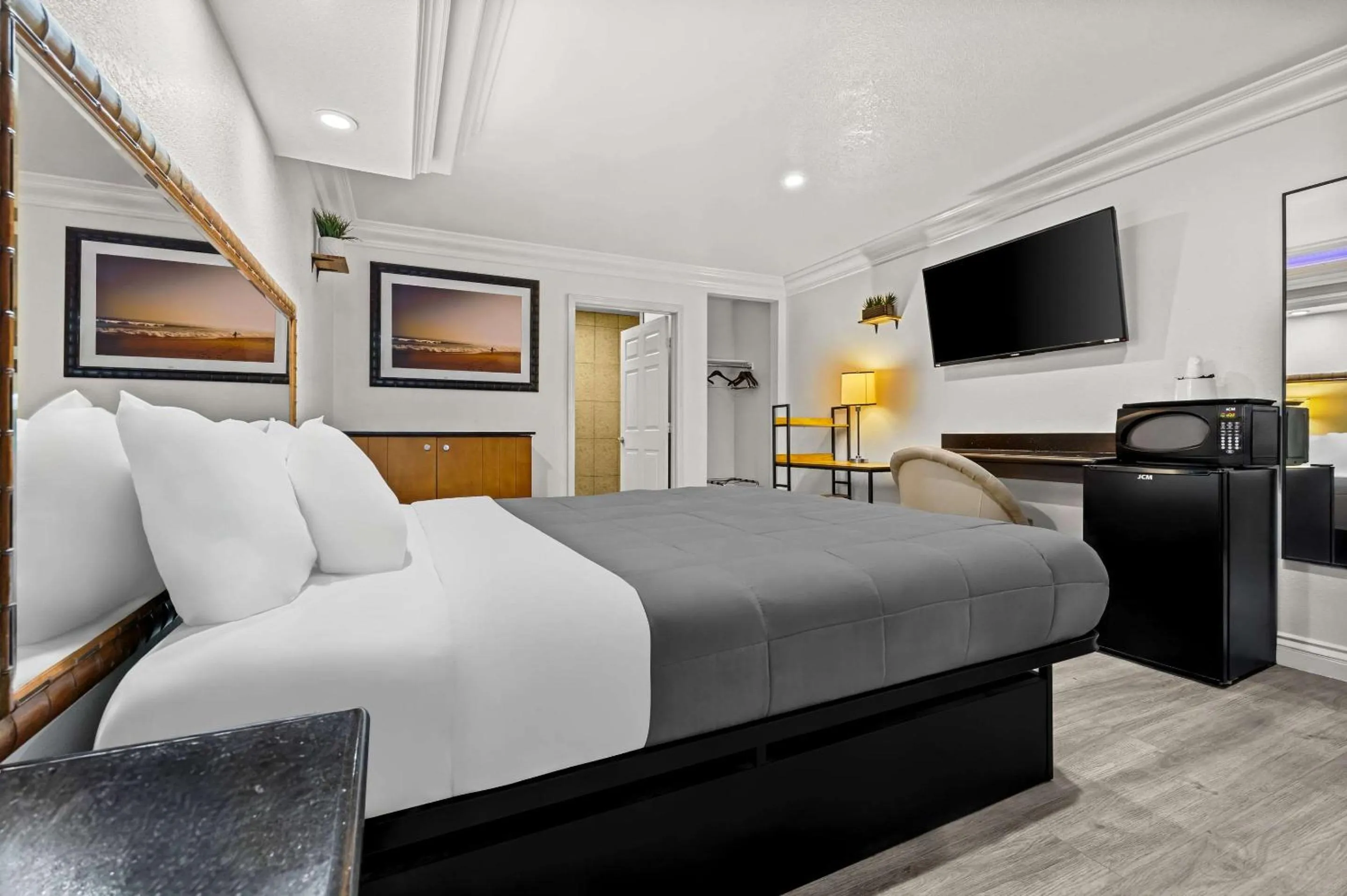 Bedroom, Bed in Rodeway Inn Santa Ana - Garden Grove