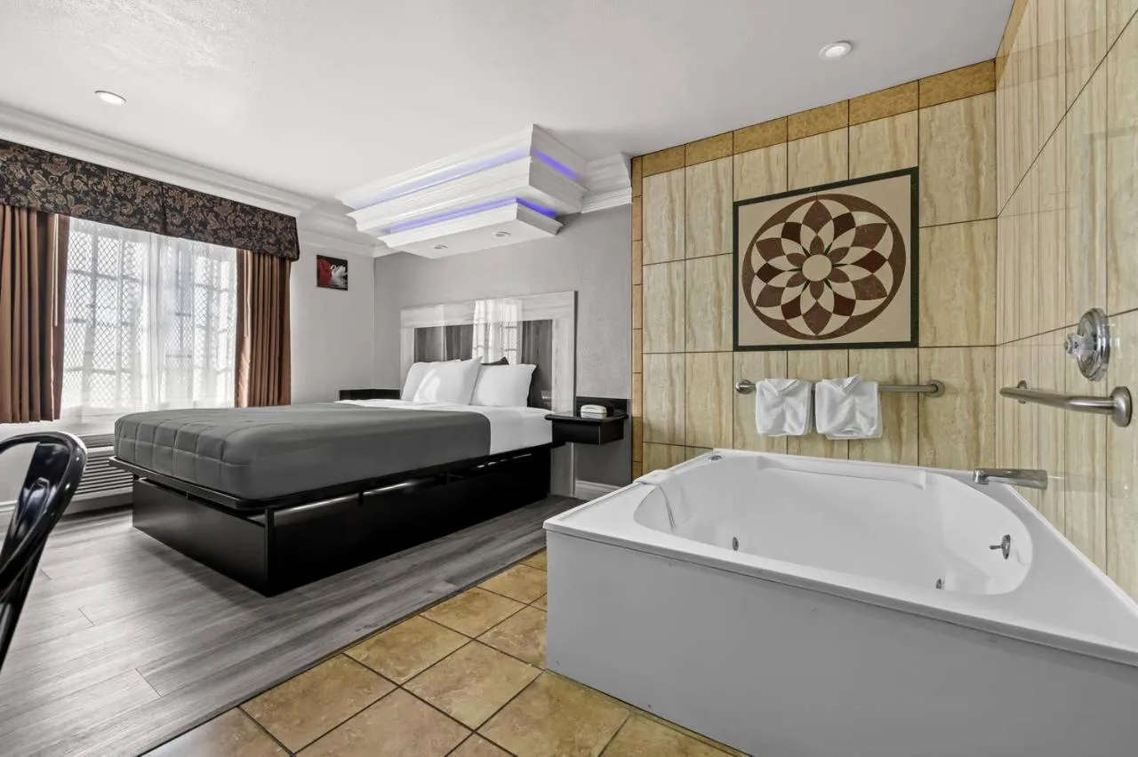 Bathroom, Bed in Rodeway Inn Santa Ana - Garden Grove