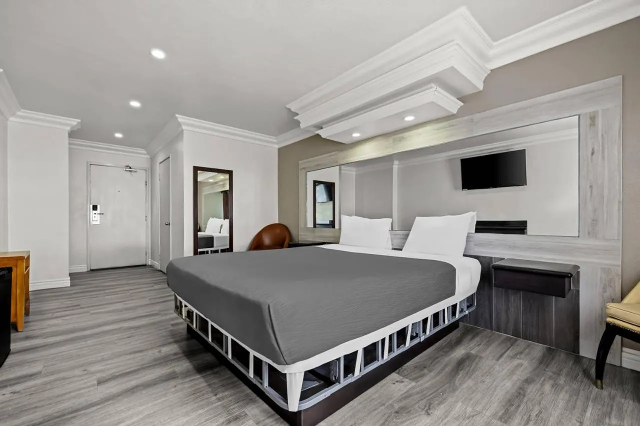 Bed in Rodeway Inn Santa Ana - Garden Grove