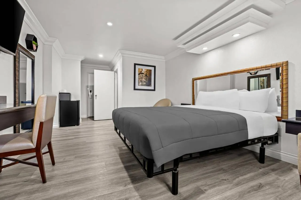 Bed in Rodeway Inn Santa Ana - Garden Grove