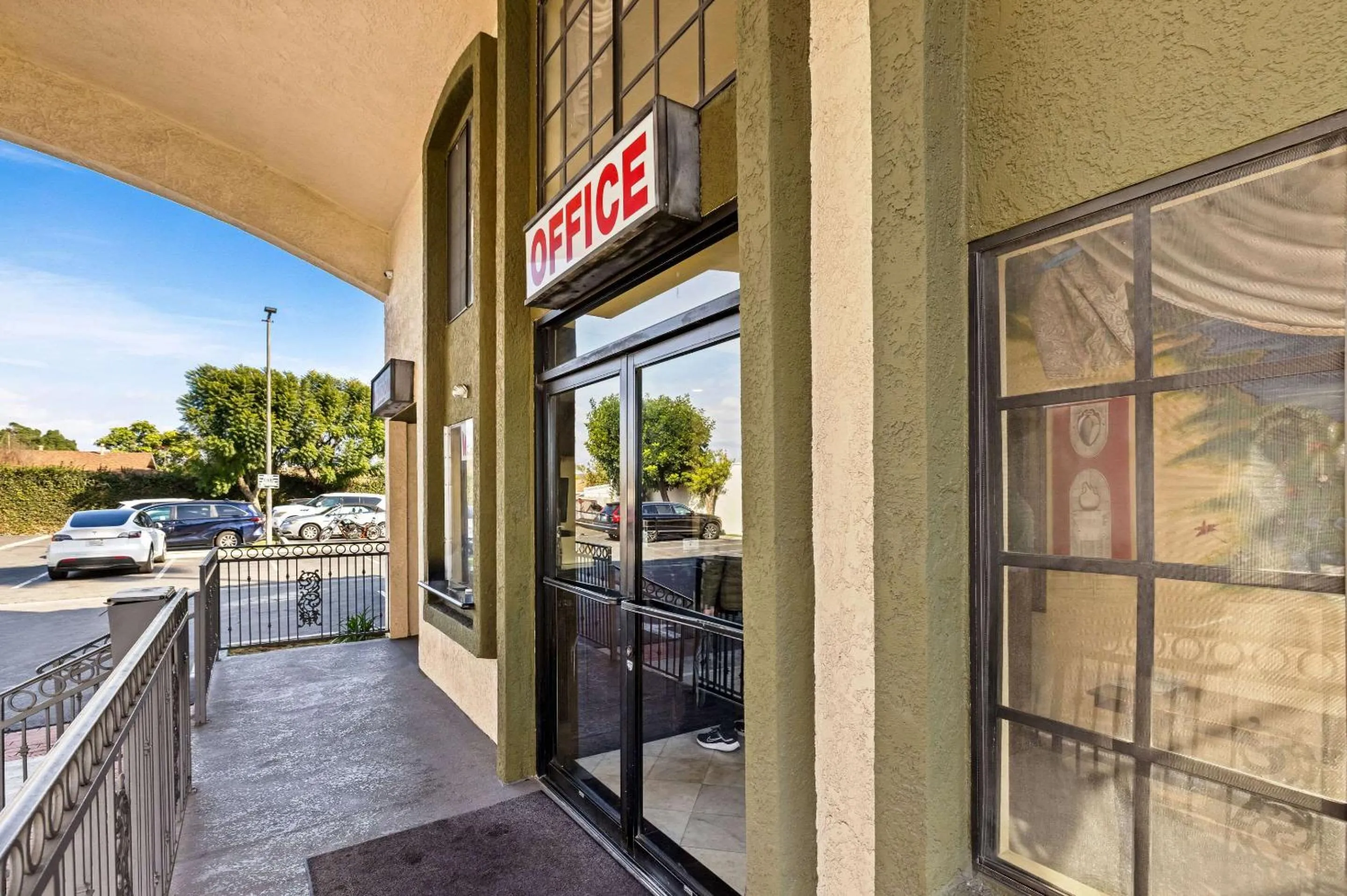 Property building in Rodeway Inn Santa Ana - Garden Grove