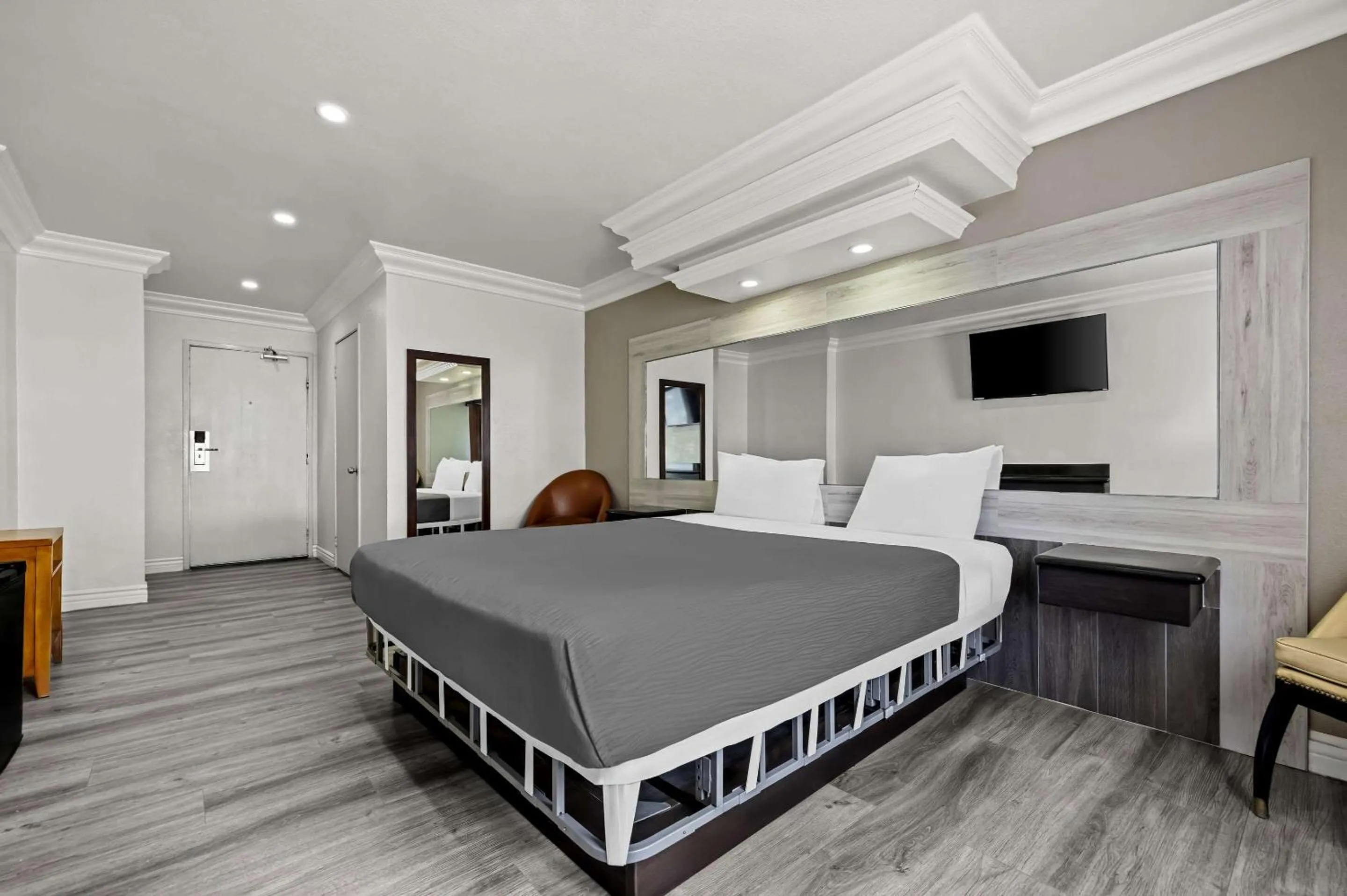 Bedroom, Bed in Rodeway Inn Santa Ana - Garden Grove