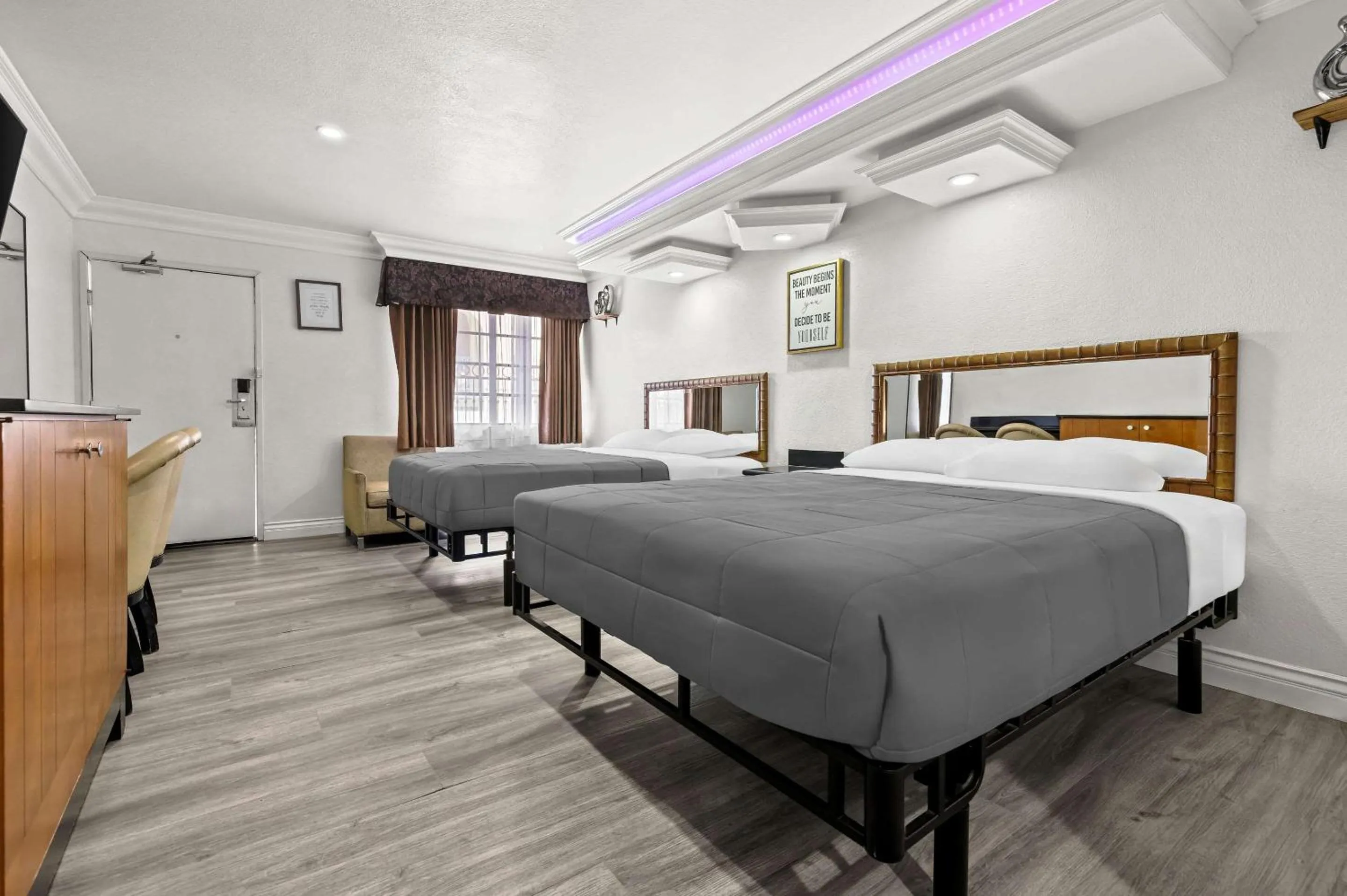 Bedroom, Bed in Rodeway Inn Santa Ana - Garden Grove